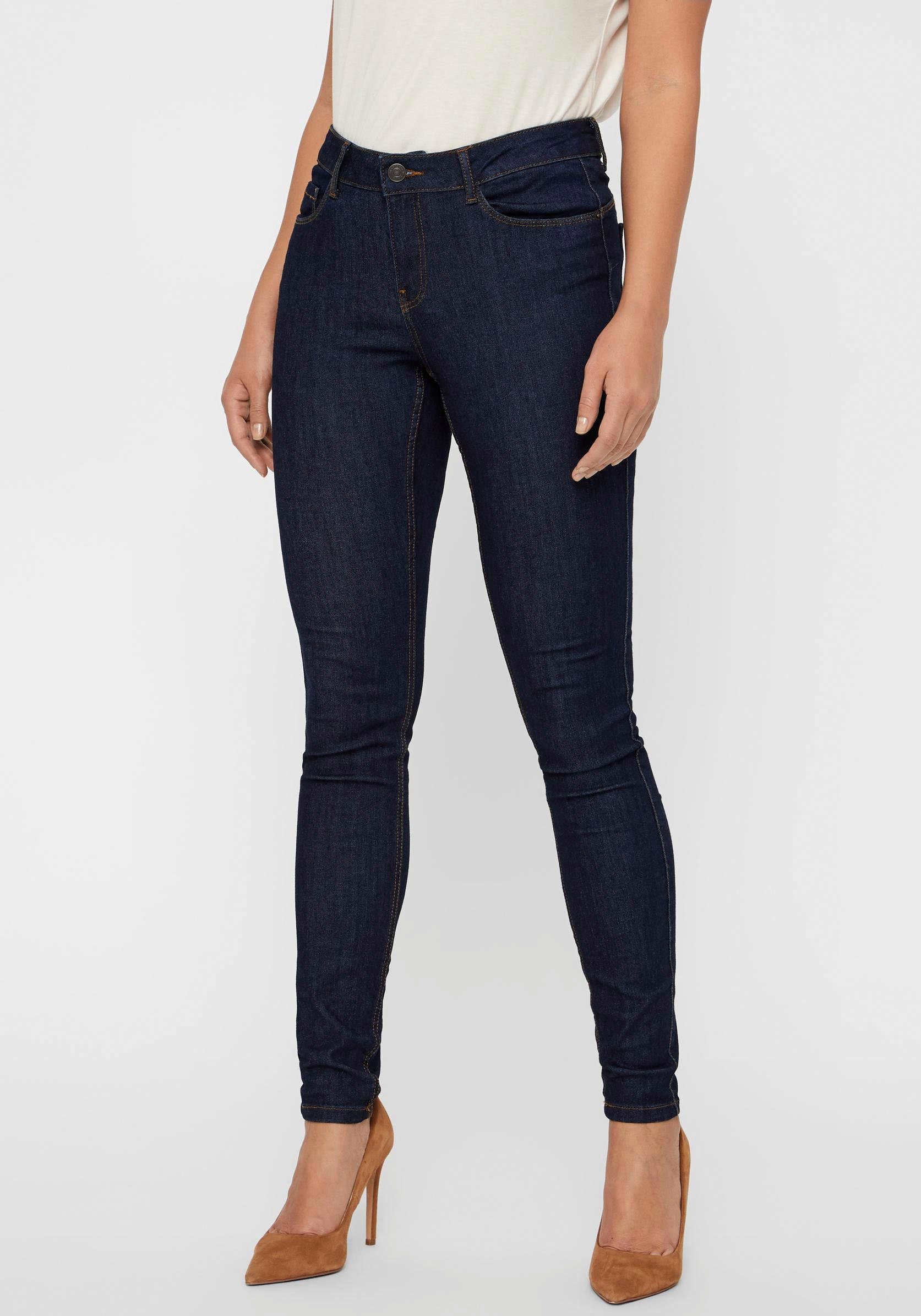 Vero Moda Skinny-fit-Jeans VMSEVEN SHAPE UP, Das Model ist 180 cm groß und  trägt Größe S/32 | Stretchhosen