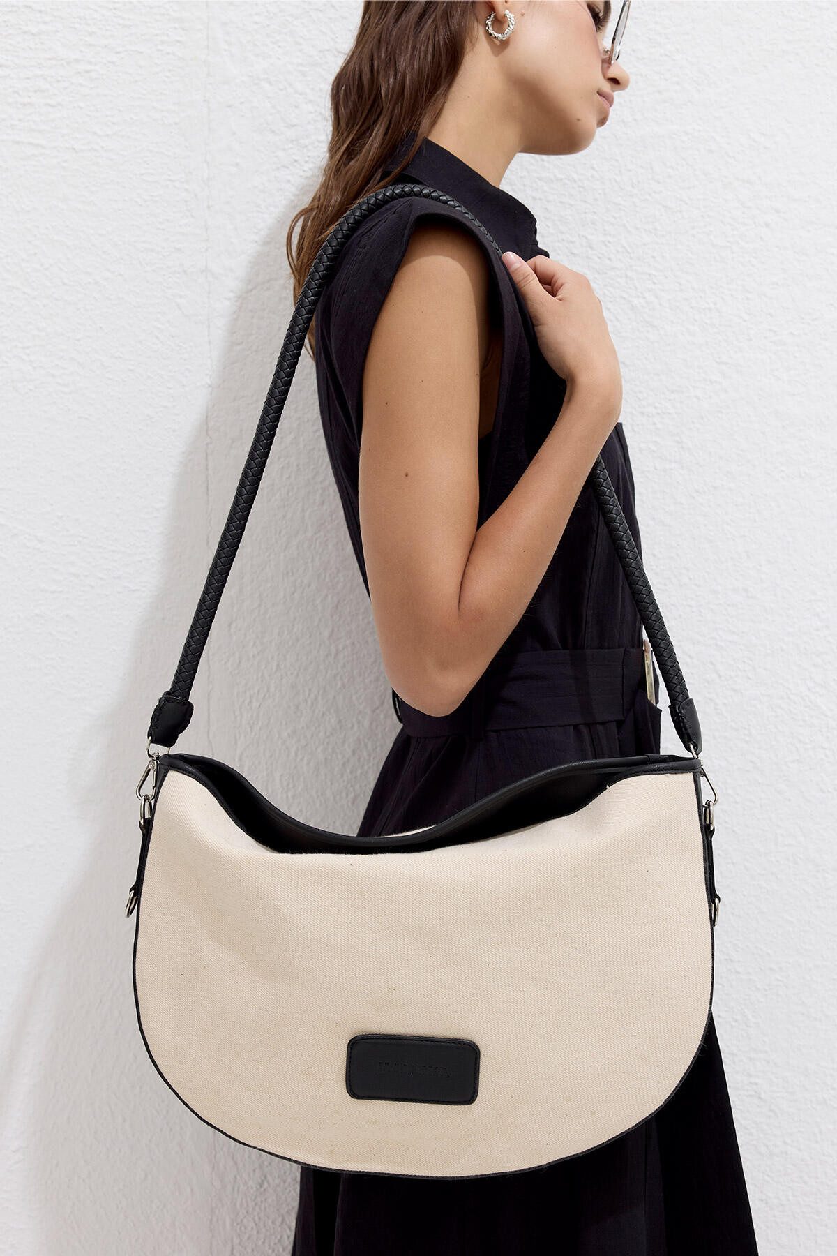 MANUKA Abendtasche Große schwarze Canvas-Ovaltasche