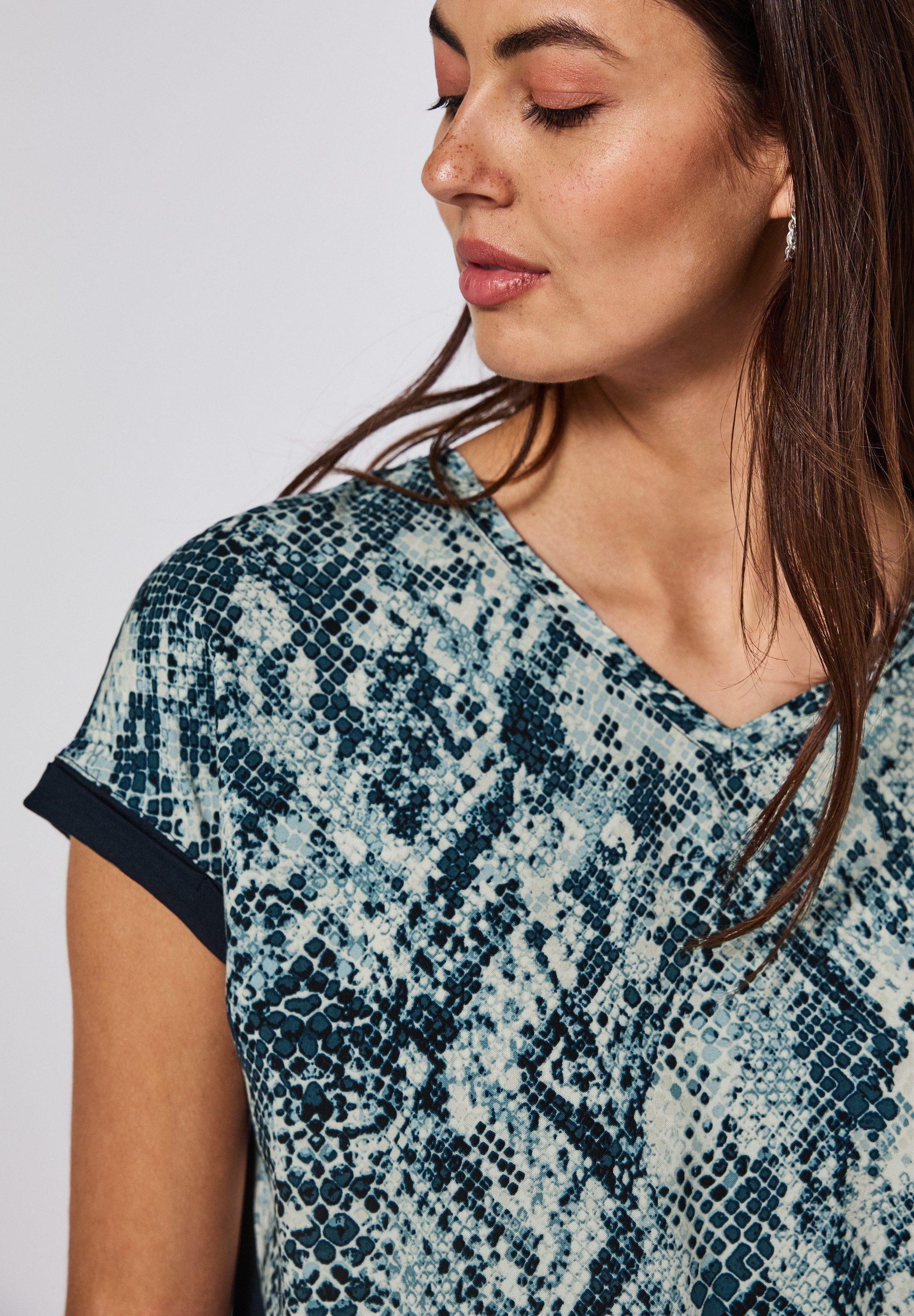 STREET ONE Shirttop mit gemusterter Front aus Viskose und V-Ausschnitt – Bild 3 von 5