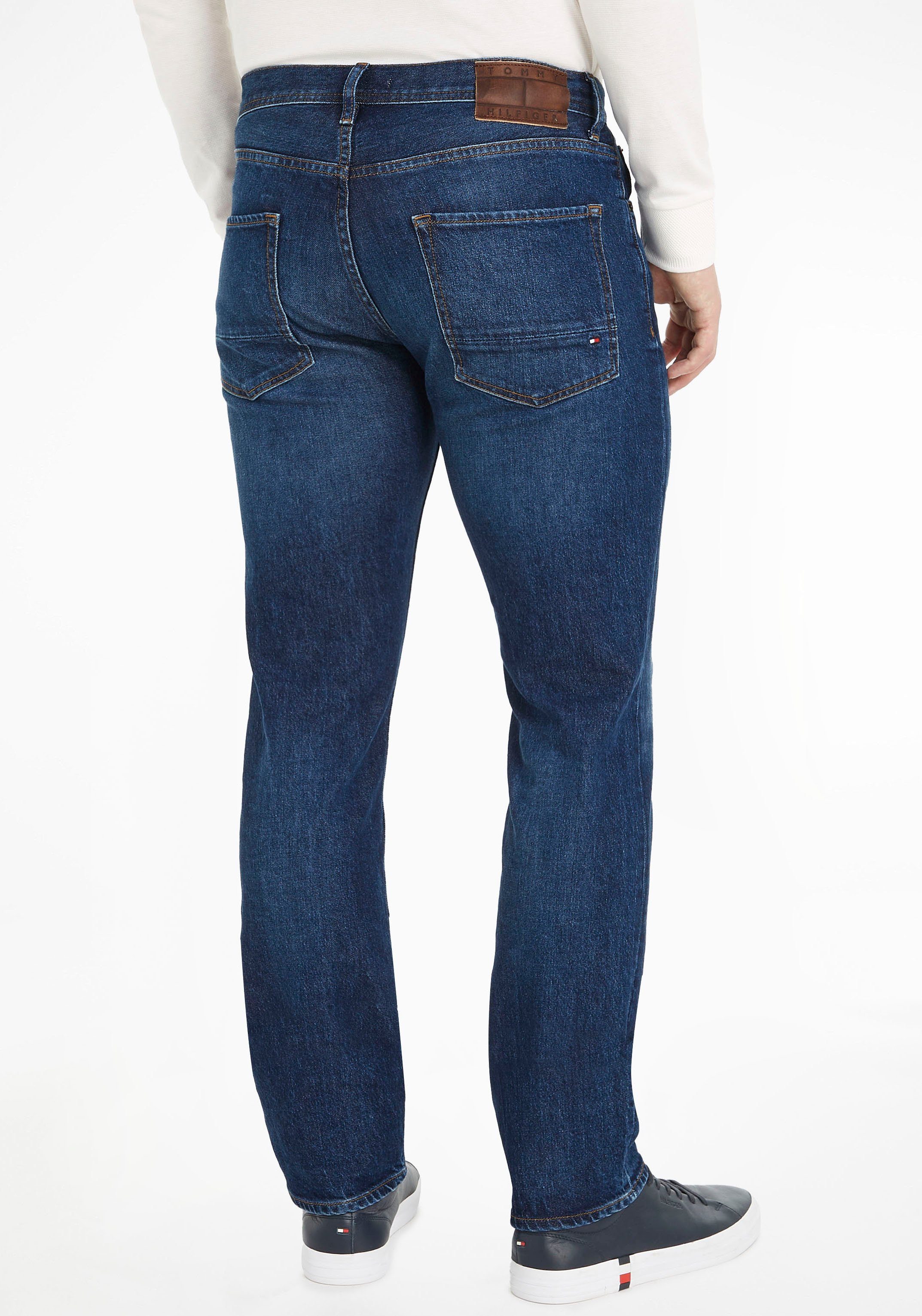 STR Straight-Jeans Bundabschluss STRAIGHT Tommy Hilfiger CHARLES indigo mit Leder-Batch BLUE DENTON hinteren am rouse Hilfiger Tommy