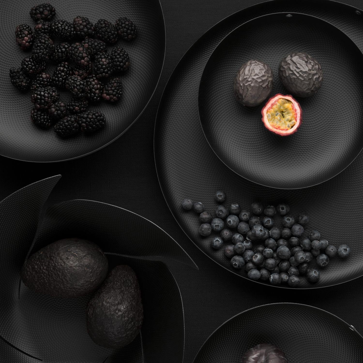 Alessi Obstschale JM17/24 BT Schwarz 24 cm, Epoxidharzbeschichteter Stahl, mit Reliefdekor