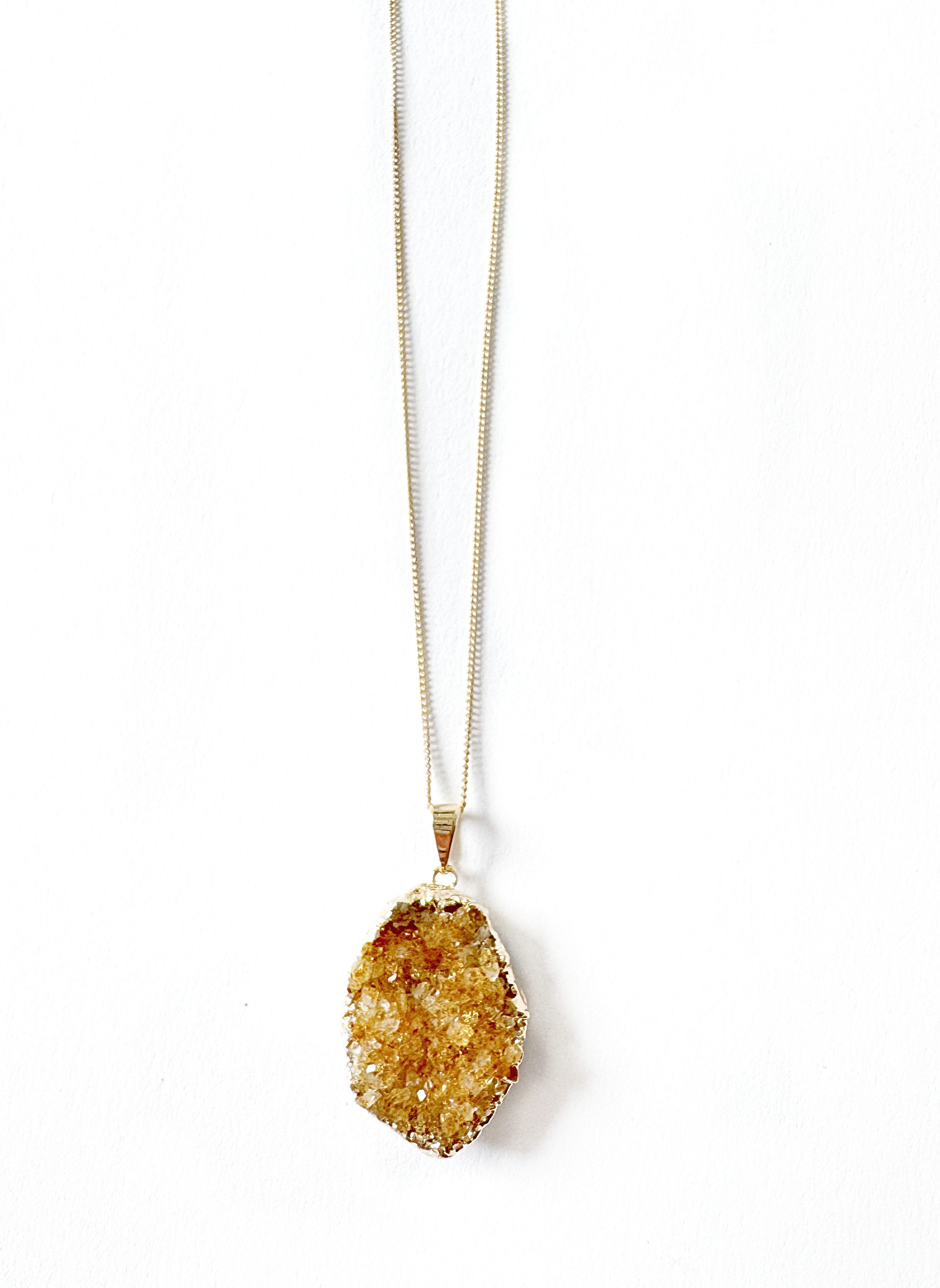 Crystal and Sage Jewelry Kette mit Anhänger Zitrin Halskette mit Kristalldruse vergoldet, mit glitzernder Kristalldruse