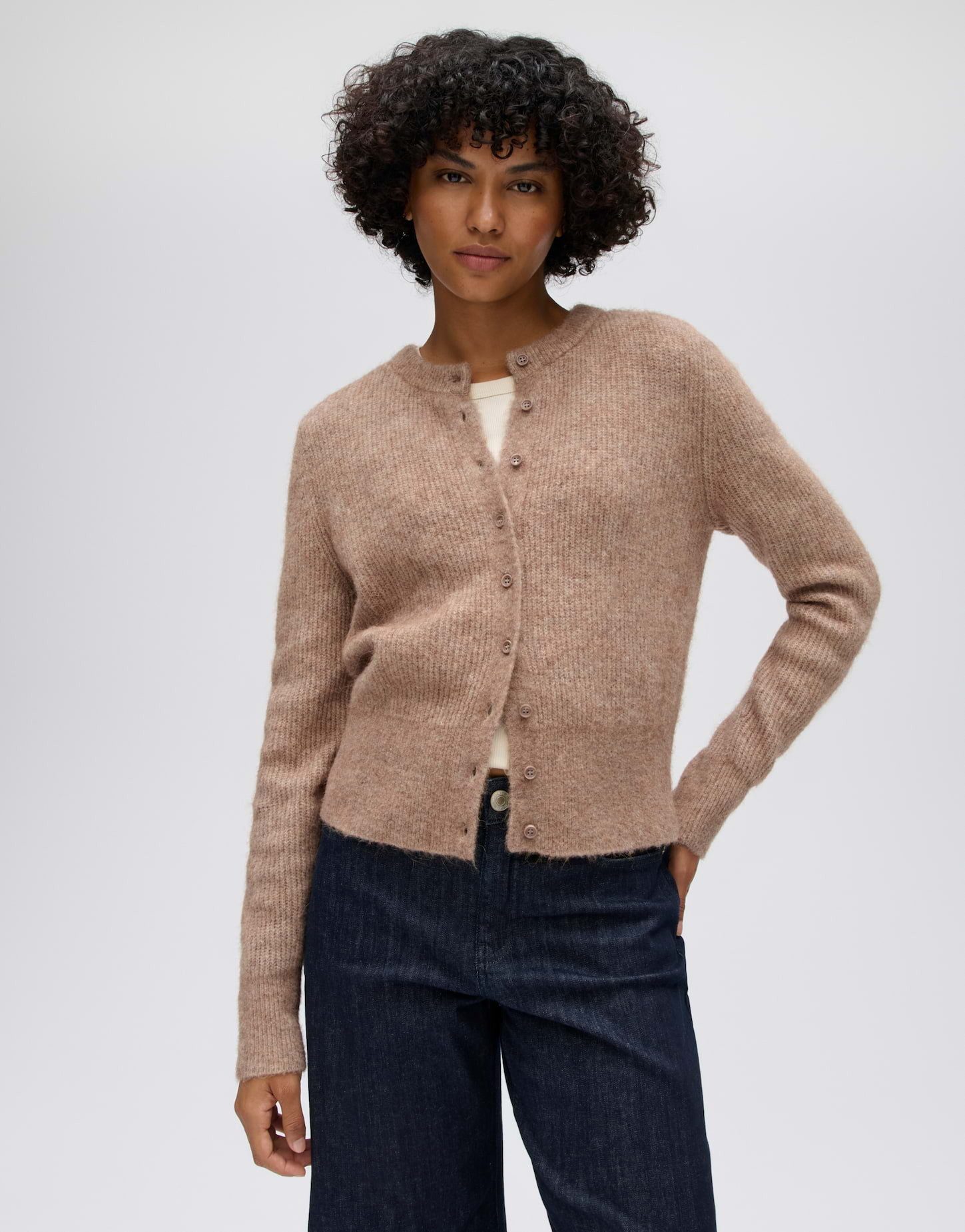 OPUS Strickjacke Dreni aus weicher Wolle Figurbetonter Schnitt mit schmaler Silhouette und Rundhals