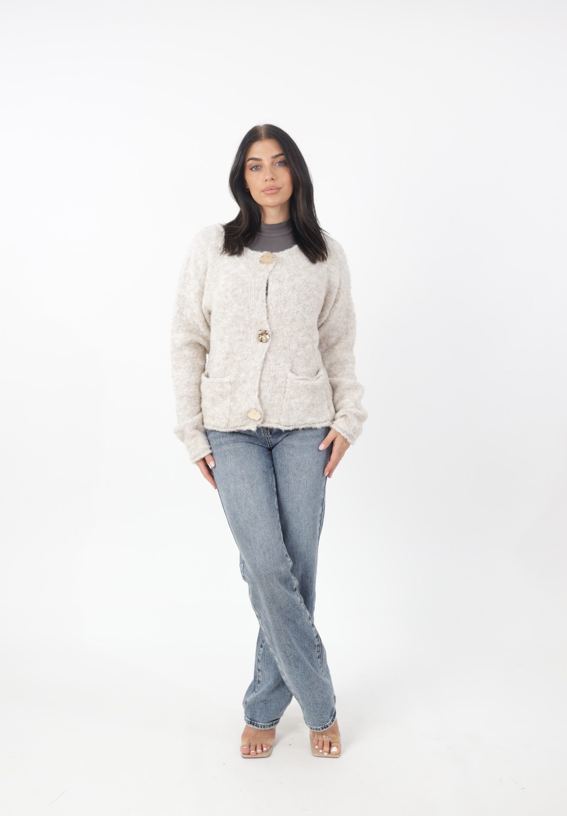 Elara Cardigan — Damen Flausch-Strickjacke mit Schmuckknöpfen und Taschen