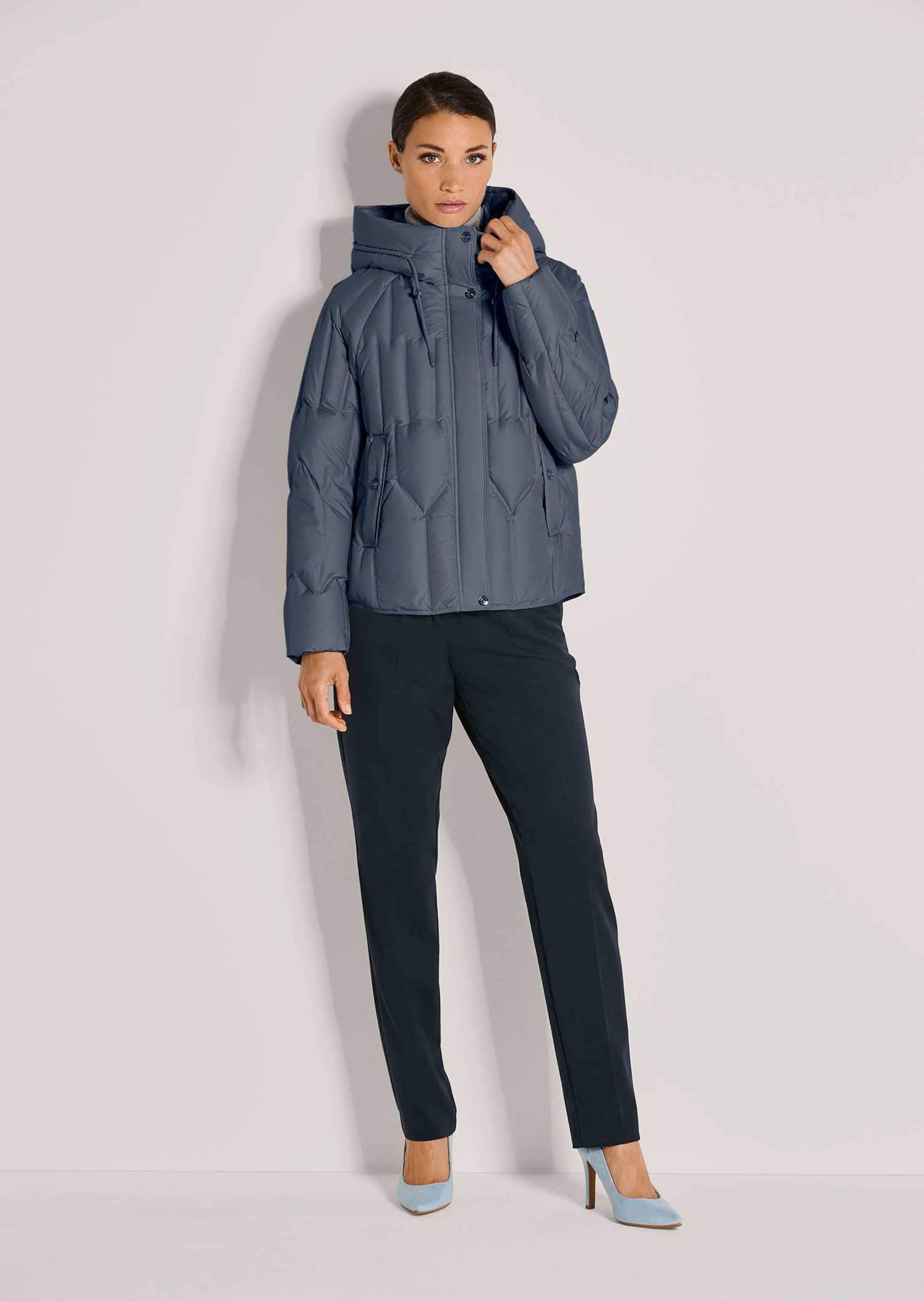 MADELEINE Outdoorjacke Elegante Winterjacke mit Daunenfüllung Daunenjacke mit Kapuze, verdeckte Knopfleiste, Stehkragen, Langarm