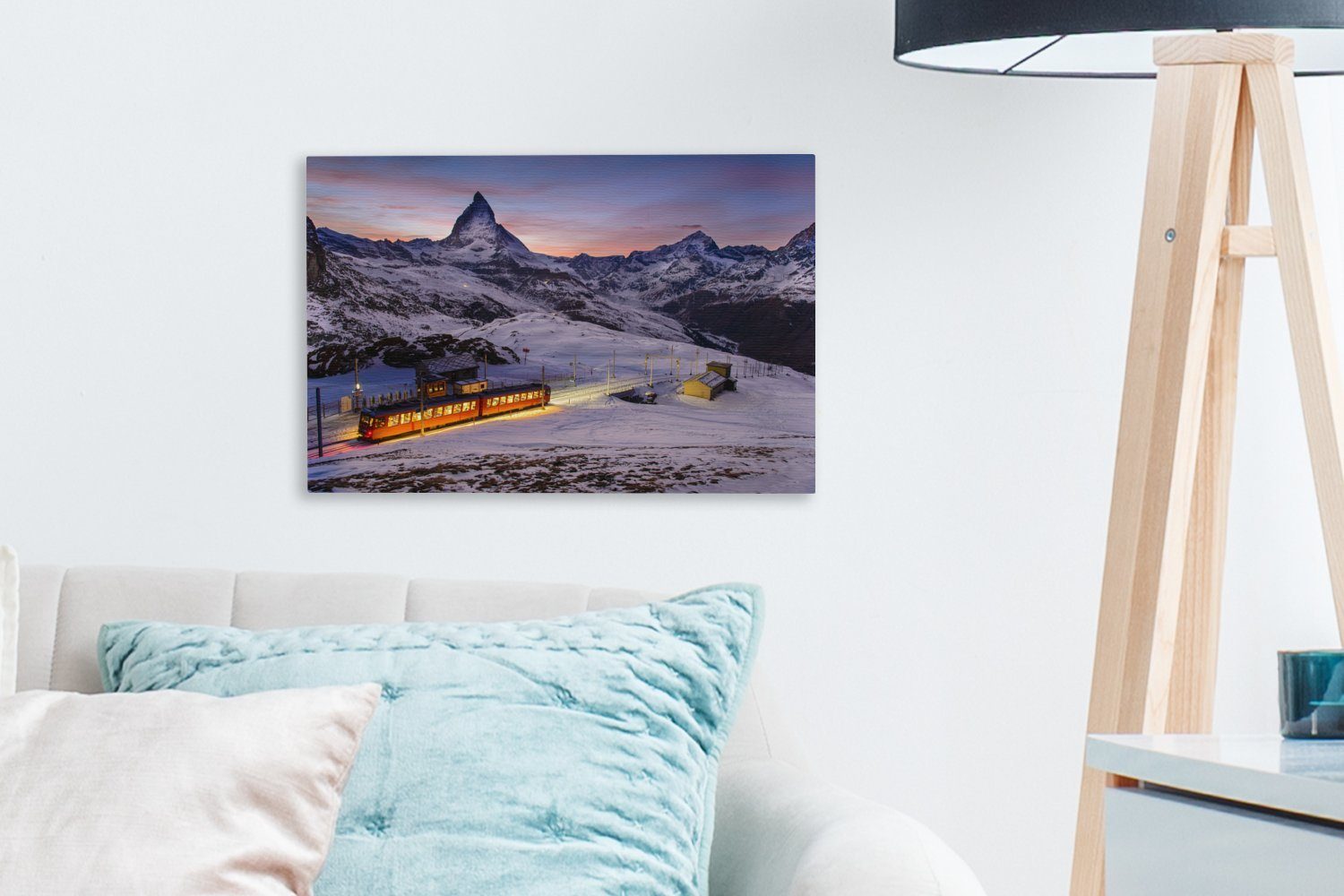 OneMillionCanvasses® Leinwandbild Zug durch die Wandbild der cm Landschaft Wanddeko, Aufhängefertig, verschneite St), Sonnenaufgang, 30x20 (1 Schweiz in bei Leinwandbilder