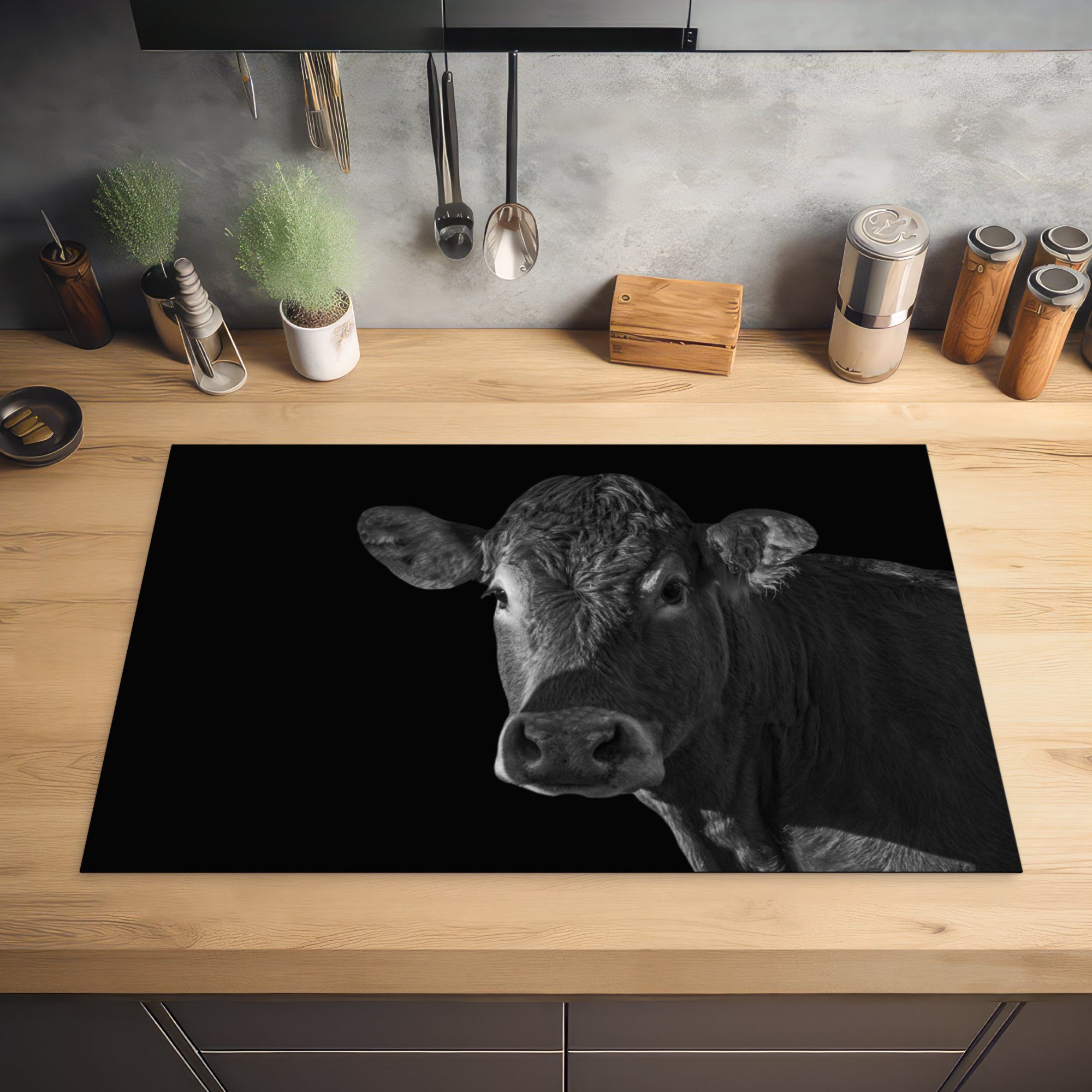 - - 81x52 Kuh (1 für küche cm, - Vinyl, - Schwarz Ceranfeldabdeckung, Herdblende-/Abdeckplatte Arbeitsplatte MuchoWow tlg), Porträt, Weiß Tiere