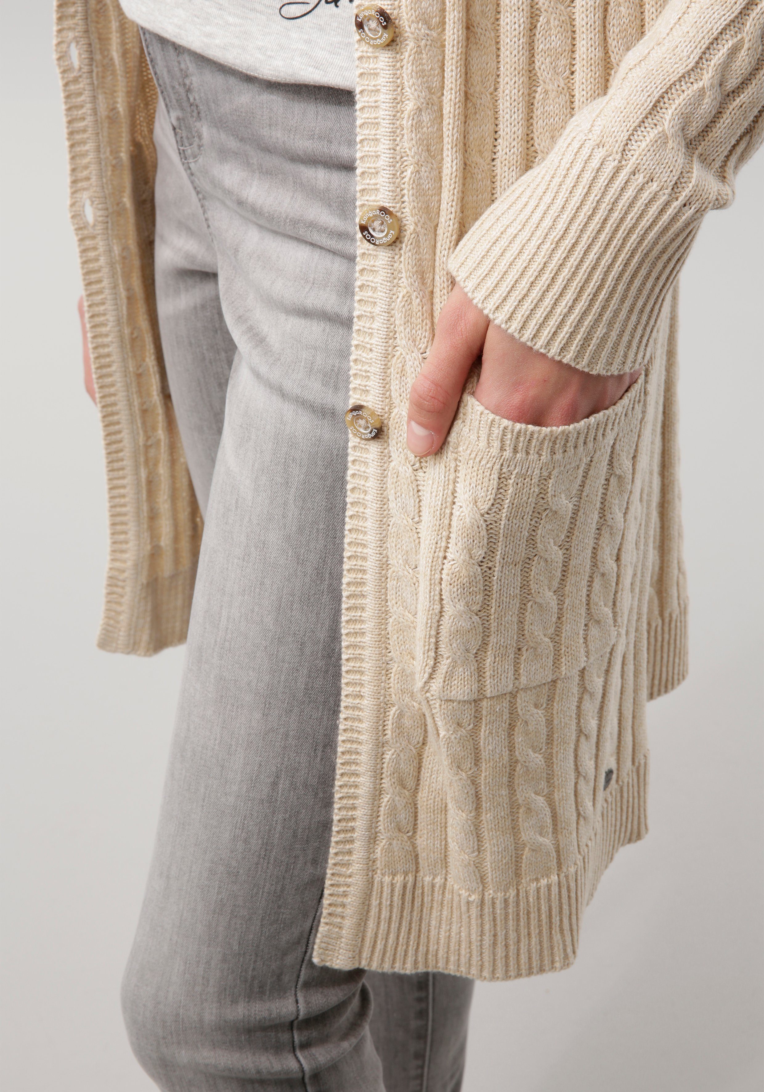 KangaROOS Longstrickjacke mit und wollweiß-beige trendigem Taschen Zopfmuster