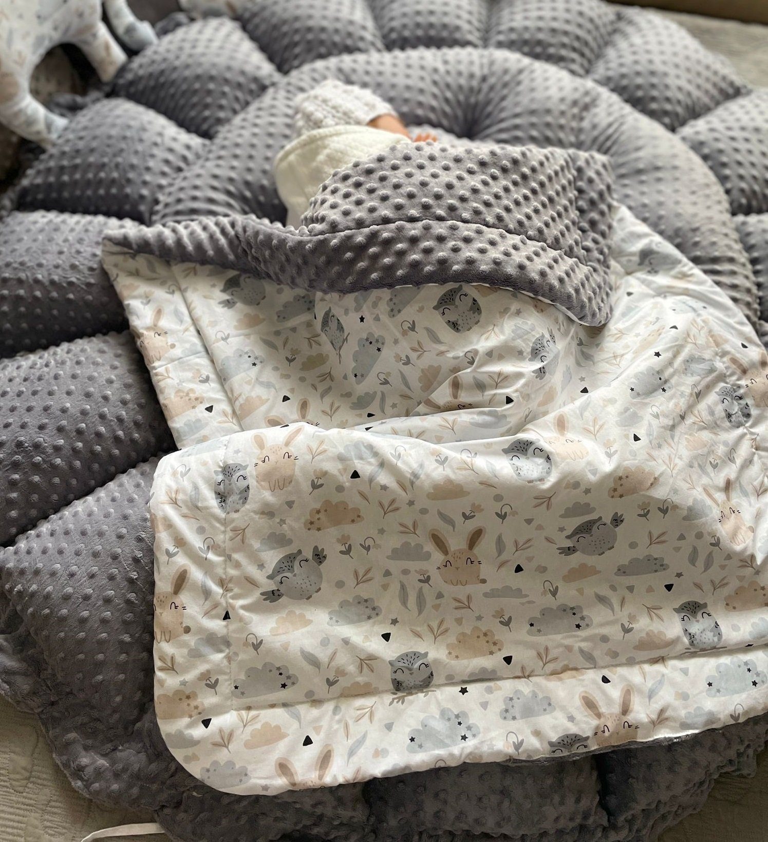 Loolay Bettnestchen MINKY Graphit/ HASE Beige-Weiß ENGELSNEST Babynest, Unterlage, (PREMIIUM XXL als Nestchen Ø90cm; als Krabbeldecke Ø155cm, Original LOOLAY® Babynestchen Spielmatte Reisebett ►SETS MIT ZUBEHÖR), 100% Europäische Stoffe und Kleinserien-Nähen!