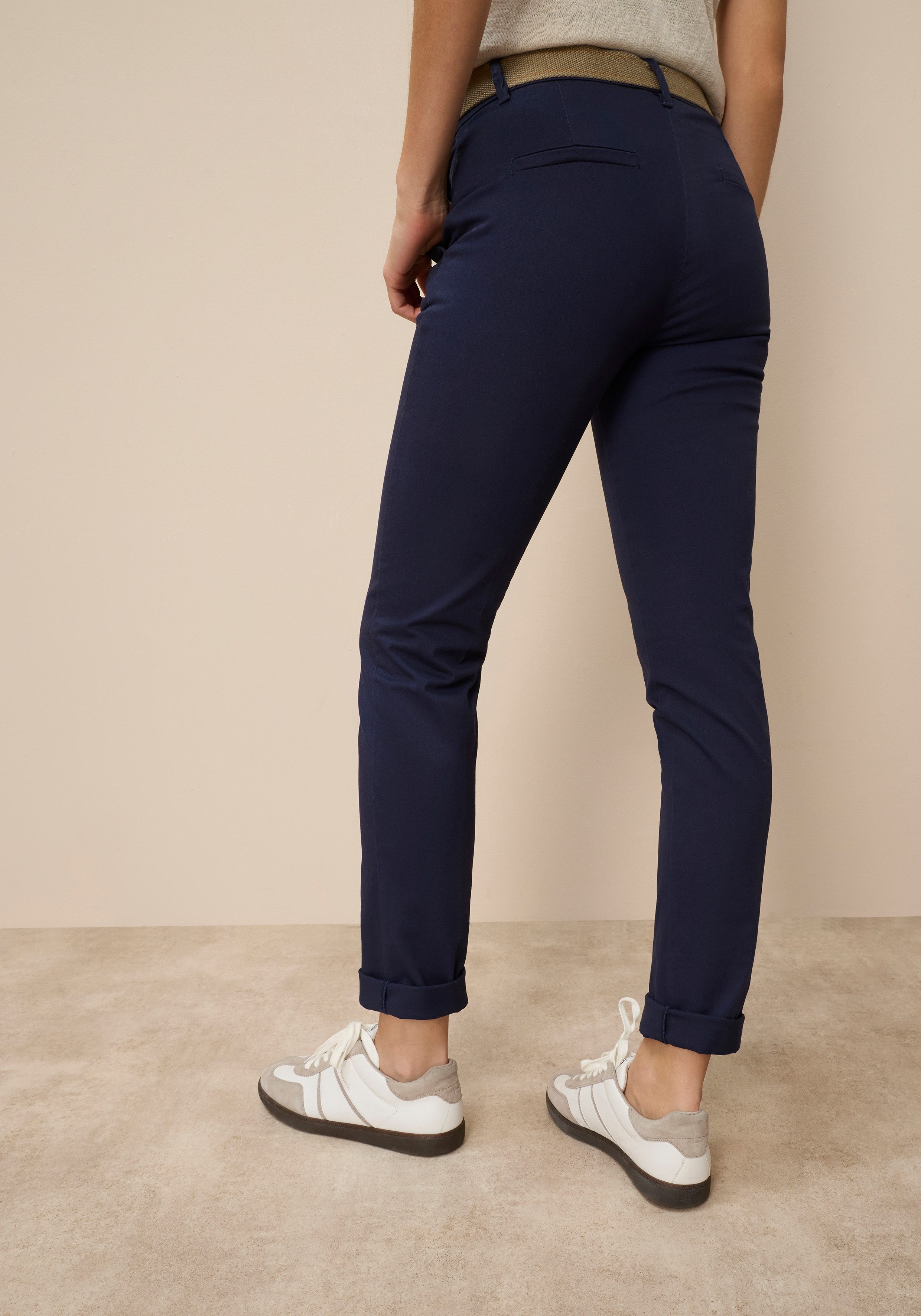 AJC Chinohose (2-tlg) in lässiger Form mit konstrastfarbendem Gürtel