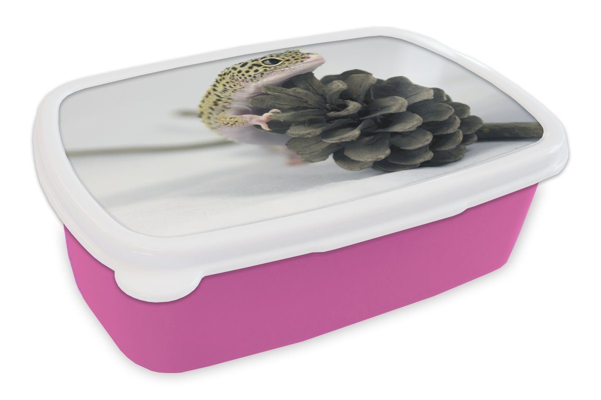 MuchoWow Lunchbox Gecko auf einer Kiefer, Kunststoff, (2-tlg), Brotbox für Erwachsene, Brotdose Kinder, Snackbox, Mädchen, Kunststoff rosa