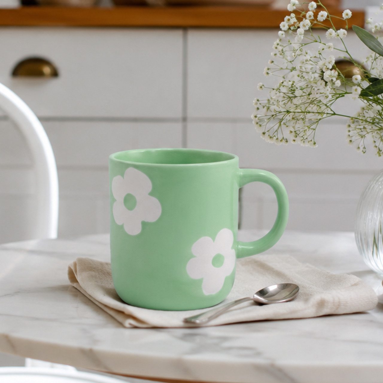 Geda Labels GmbH Tasse Daisy Flower grün, 1-tlg., Keramik, Grün, 400ml, mit Relief-Muster in Blütenform