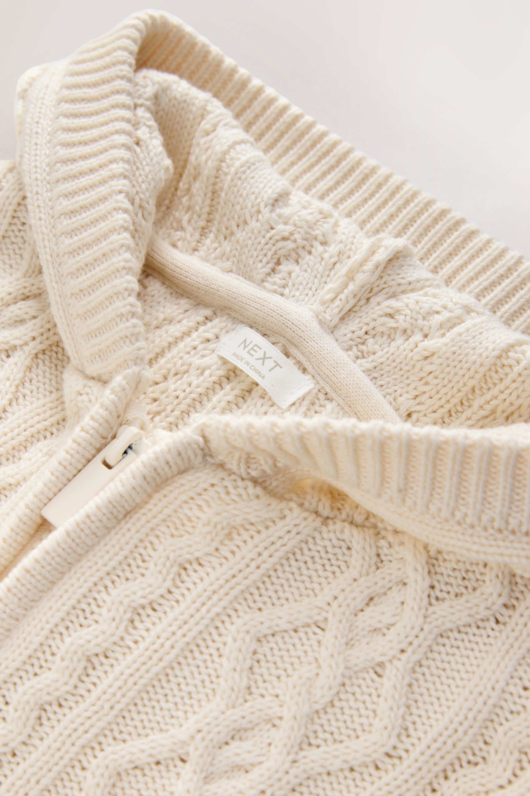 Next Kapuzenpullover Zopfmusterstrickjacke mit Kapuze + Reißverschluss (1-tlg)