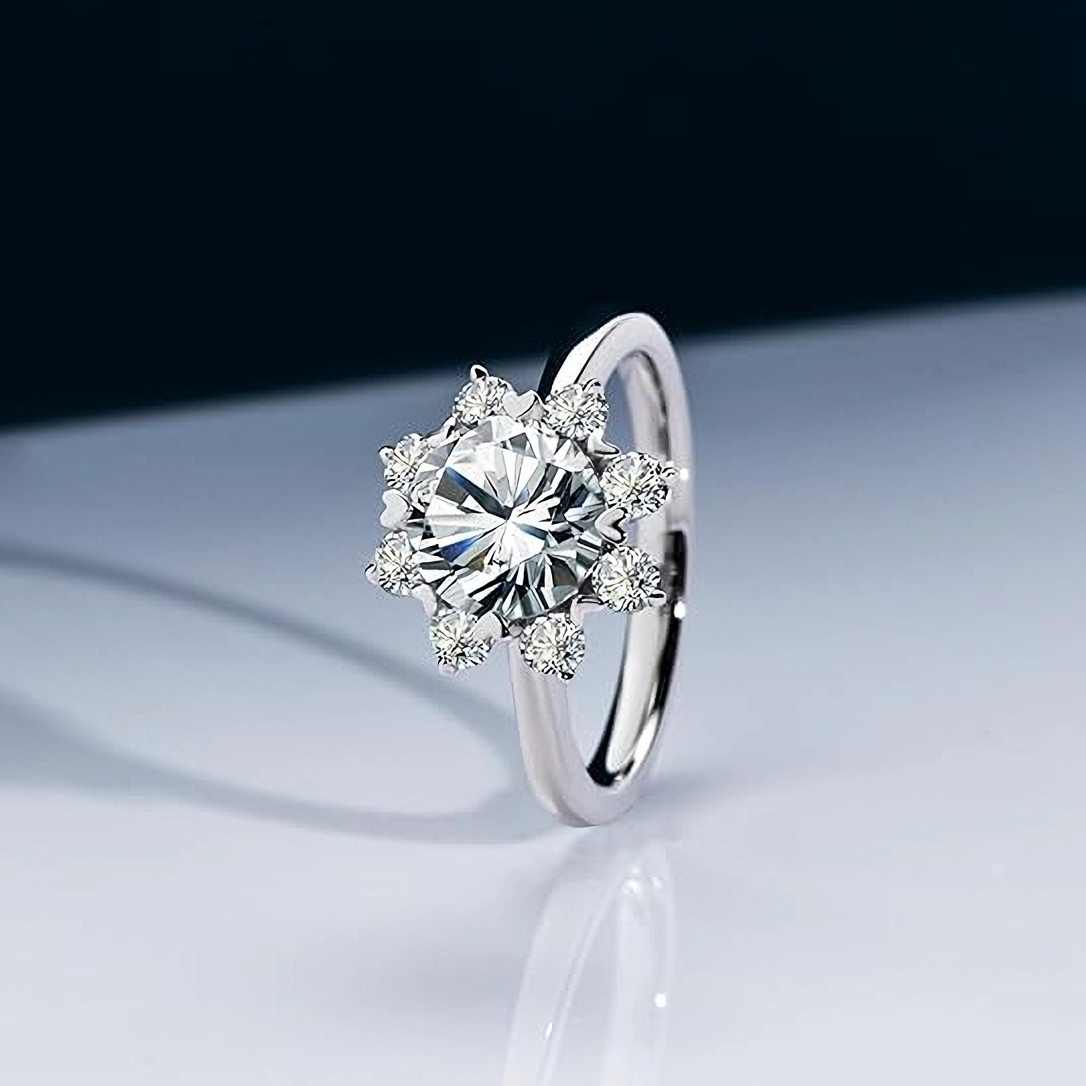Jumpeak Verlobungsring Sonnenblumenring, besetzt mit einem 2Ct-Diamanten im Brillantschliff, Laborgrown-Diamant, Farbe E, Reinheit VVS2, mit IGI-Zertifikat