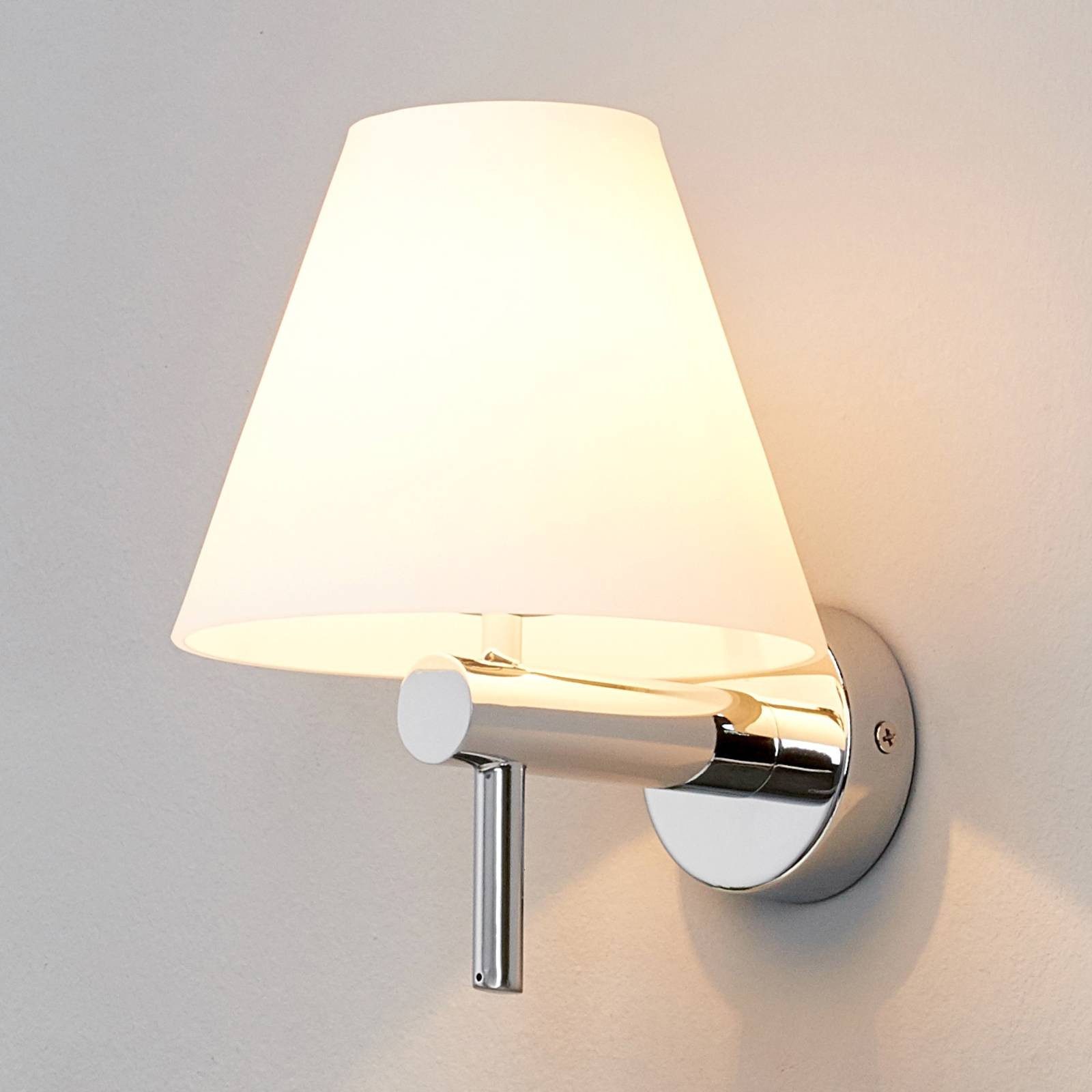 Lindby Wandleuchte Violetta, Metall, Chrom IP44, 1 x 33 W