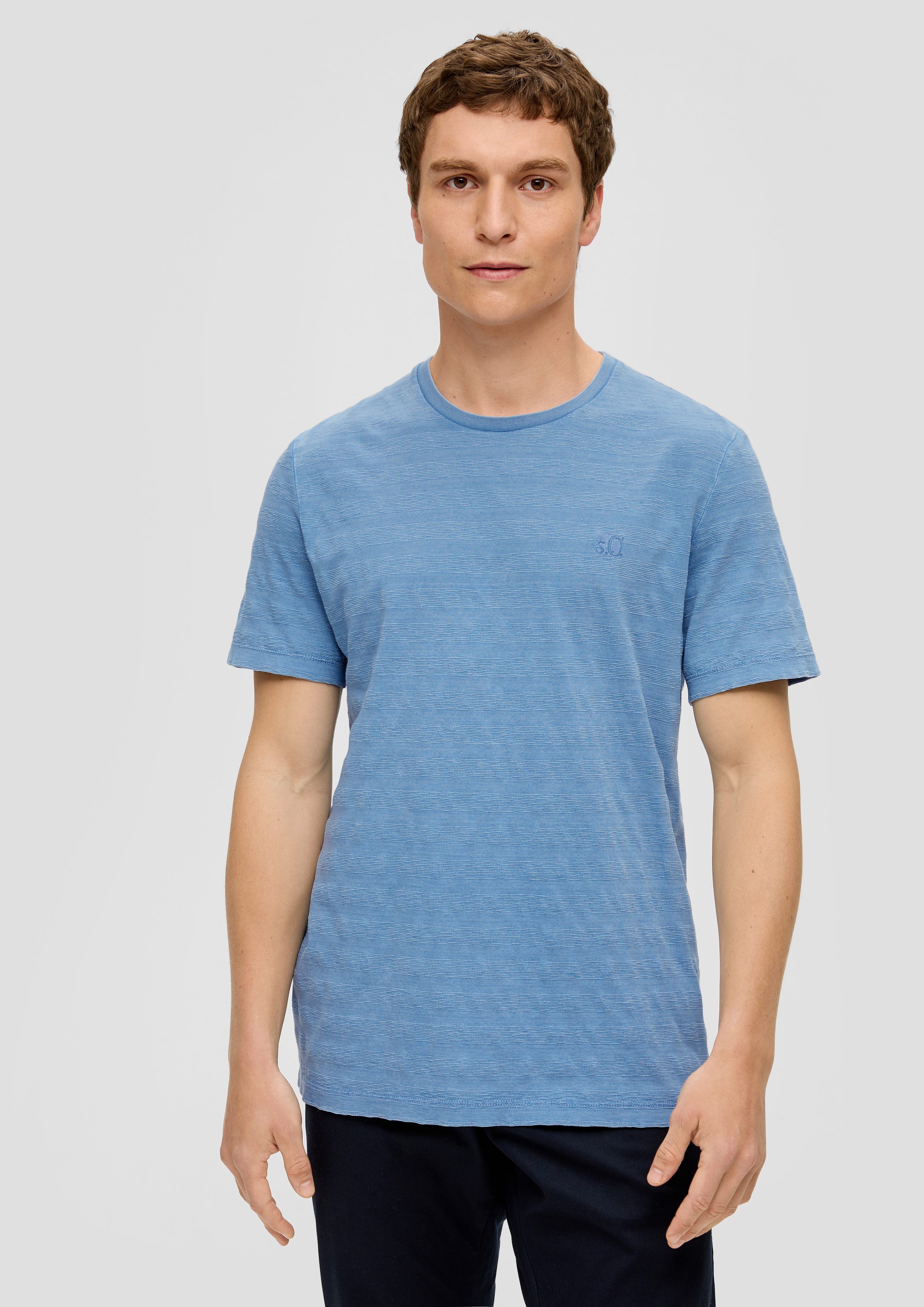 s.Oliver Kurzarmshirt T-Shirt aus Baumwolle Streifen-Detail, Label-Patch