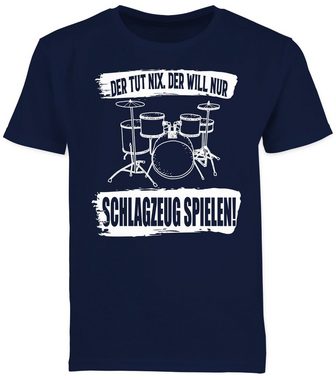 Shirtracer T-Shirt Der tut nix. der will nur Schlagzeug spielen. Kinderkleidung und Co