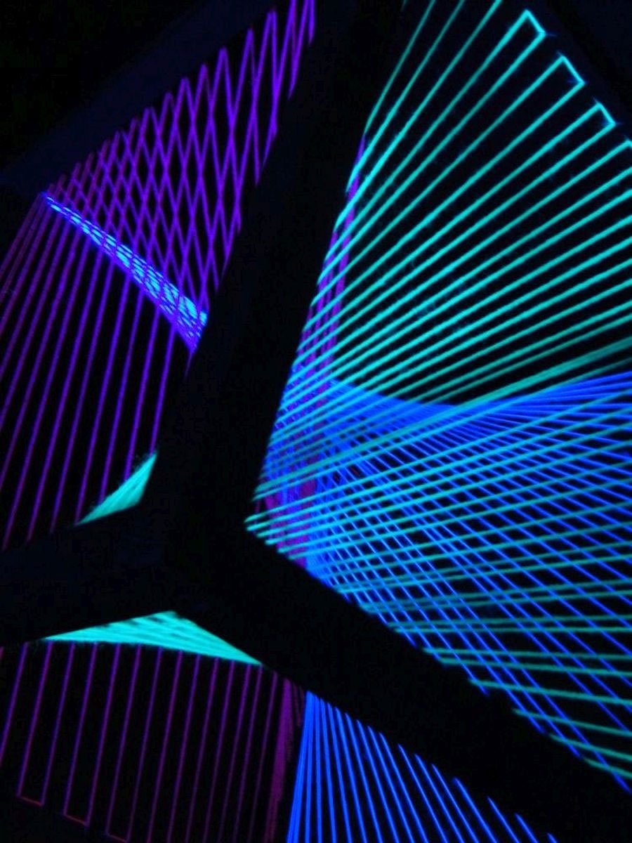 PSYWORK Dekoobjekt Schwarzlicht 3D StringArt Fadendeko Würfel "Verwunden", 55cm, UV-aktiv, leuchtet unter Schwarzlicht | Deko-Objekte