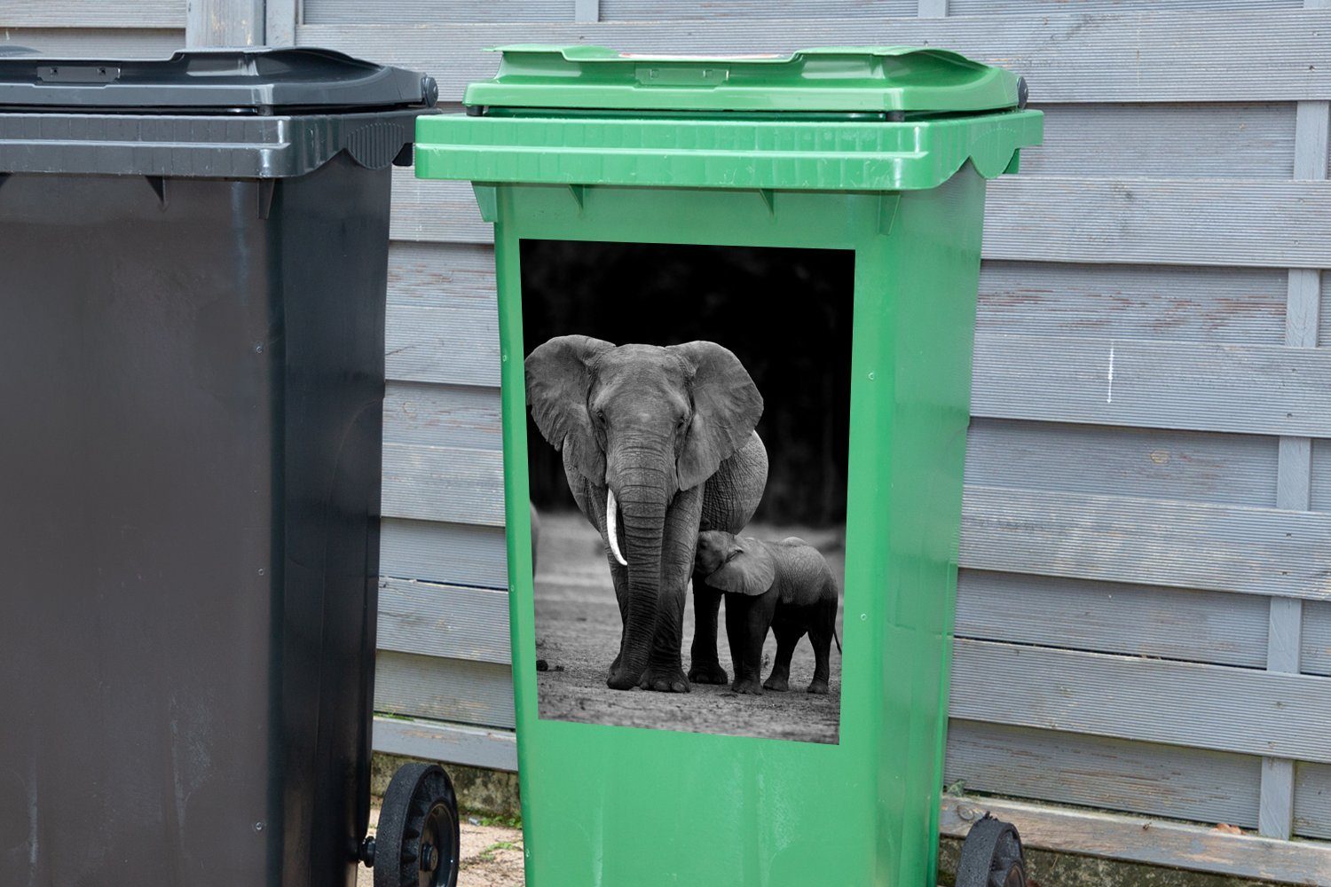 MuchoWow Wandsticker Elefantenbaby wird Sticker, weiß Container, und Abfalbehälter von gefüttert schwarz St), seiner - Mülleimer-aufkleber, Mülltonne, (1 Mutter