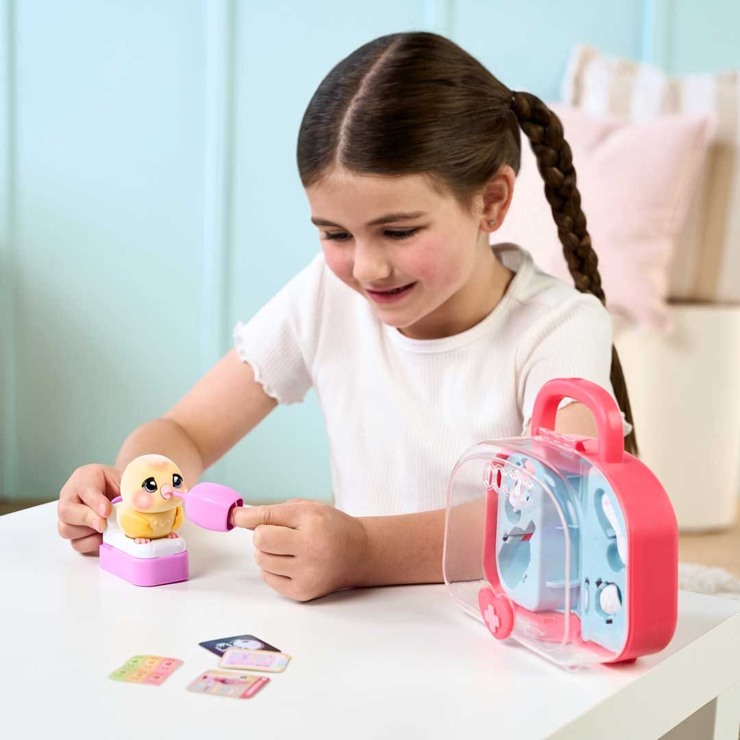 Moose Spielwelt Little Live Pets: Ouchies S2 Mini: Chirpy (Chick), Mit über 50 Geräuschen und Reaktionen – Bild 2 von 5