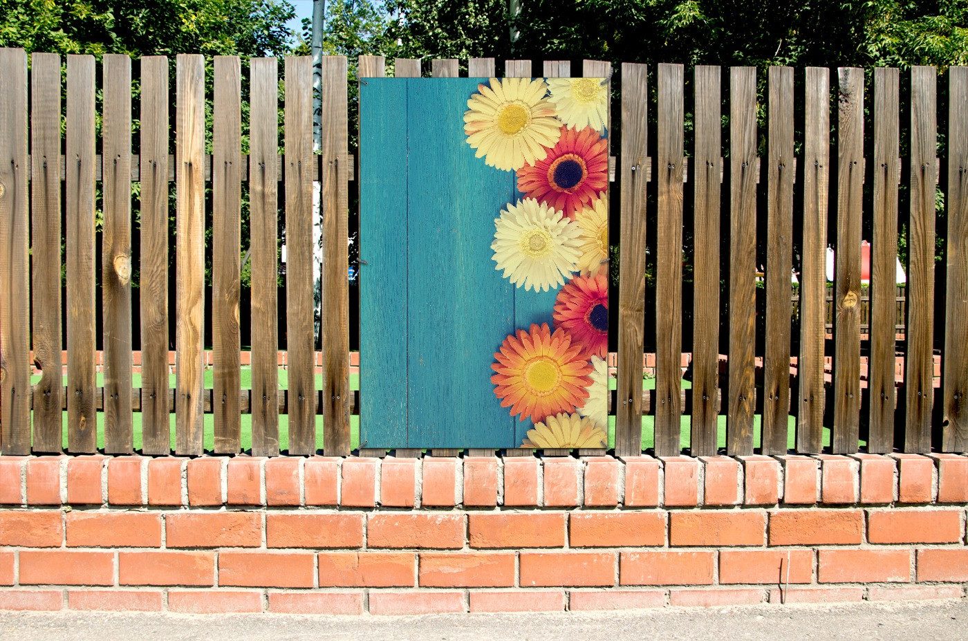 Wallario Sichtschutzzaunmatten Bunte Gerbera auf Holz