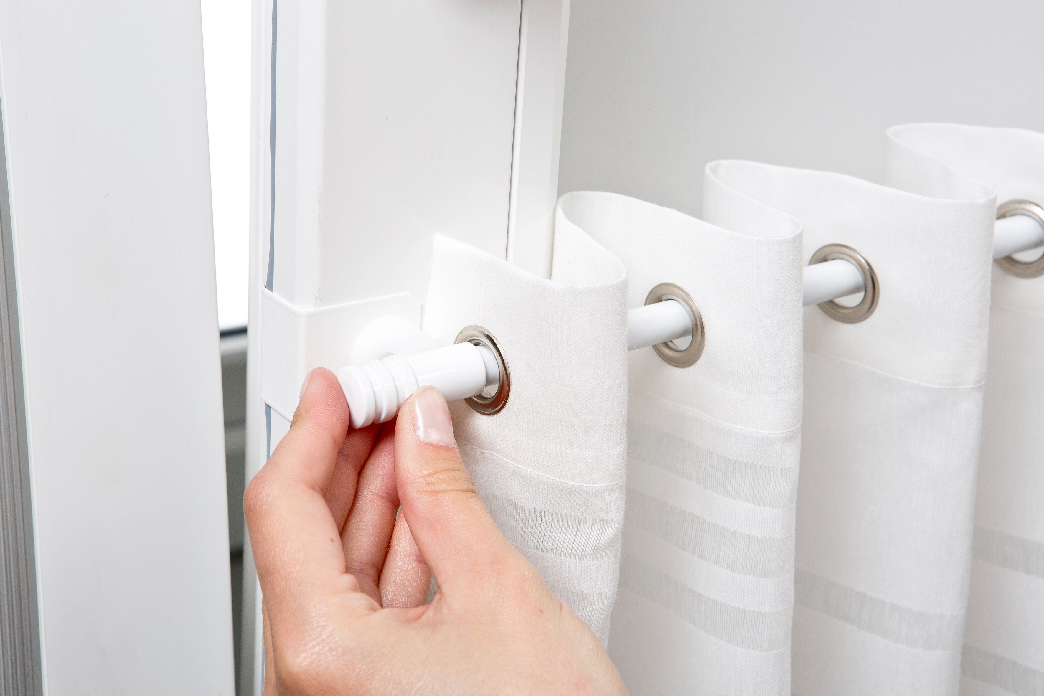 dekondo Klemmstange Gardinenstange "Basic" Klick-fix, weiß, ausziehbar, Fenstermontage, ohne Bohren, ohne Kleben, ohne Werkzeug, inkl. Fensterhaken für einen Klemmbereich von 15-20 mm