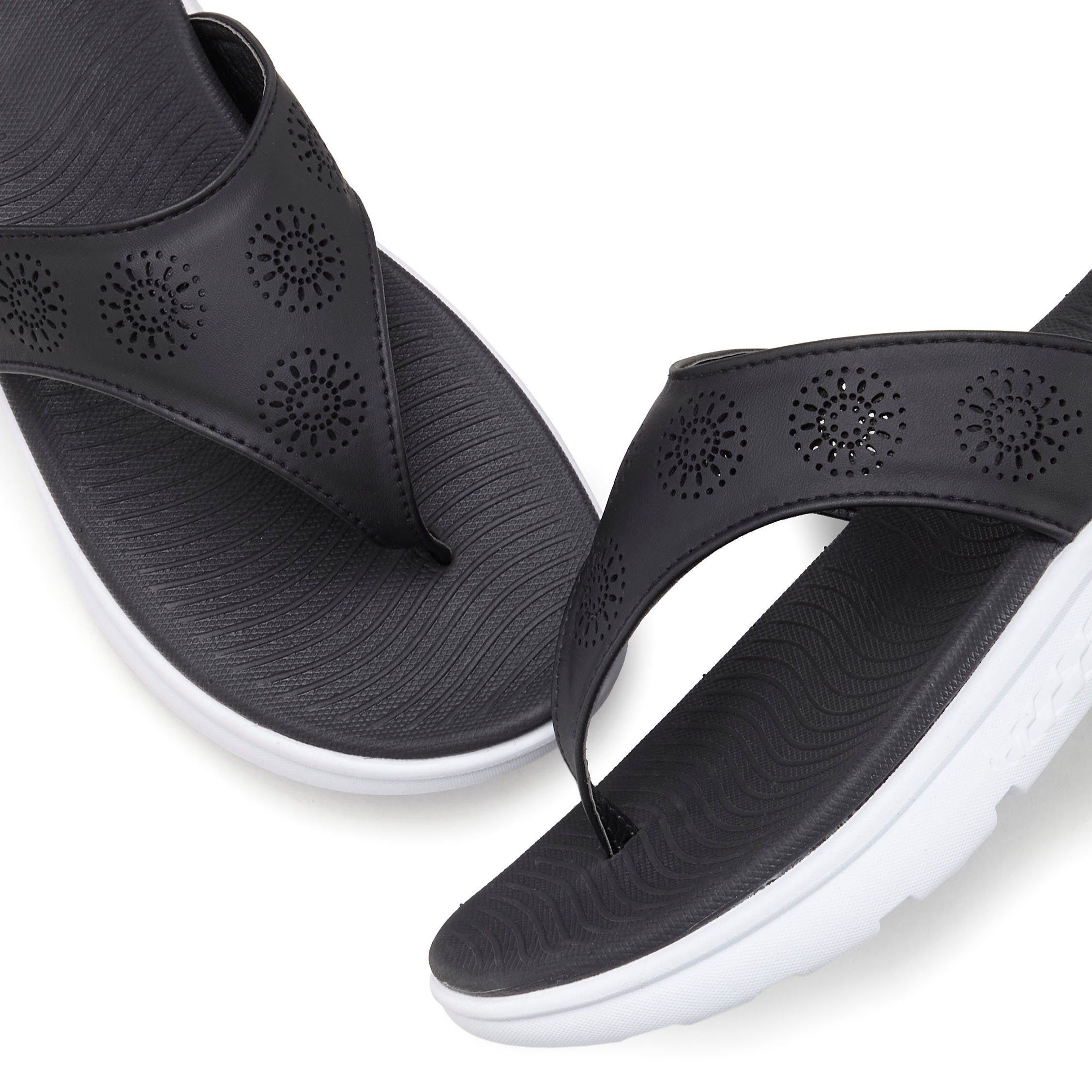 Vivance by Lascana Badeschuhe, Badelatsche, Flip Flop, Sommerschuh, Zehentrenner Pantolette mit Cut-Out-Muster VEGAN – Bild 5 von 5