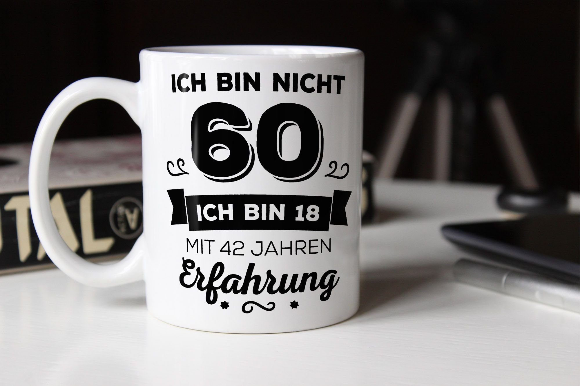 Ich weiß bin {[object 60 [object nicht MoonWorks Jahren MoonWorks®, bin Keramik ich sondern Geschenk-Tasse Tasse Object]_jahre_erfahrung} mit Geschenk 18 Geburtstag Object] Erfahrung Kaffee-Tasse