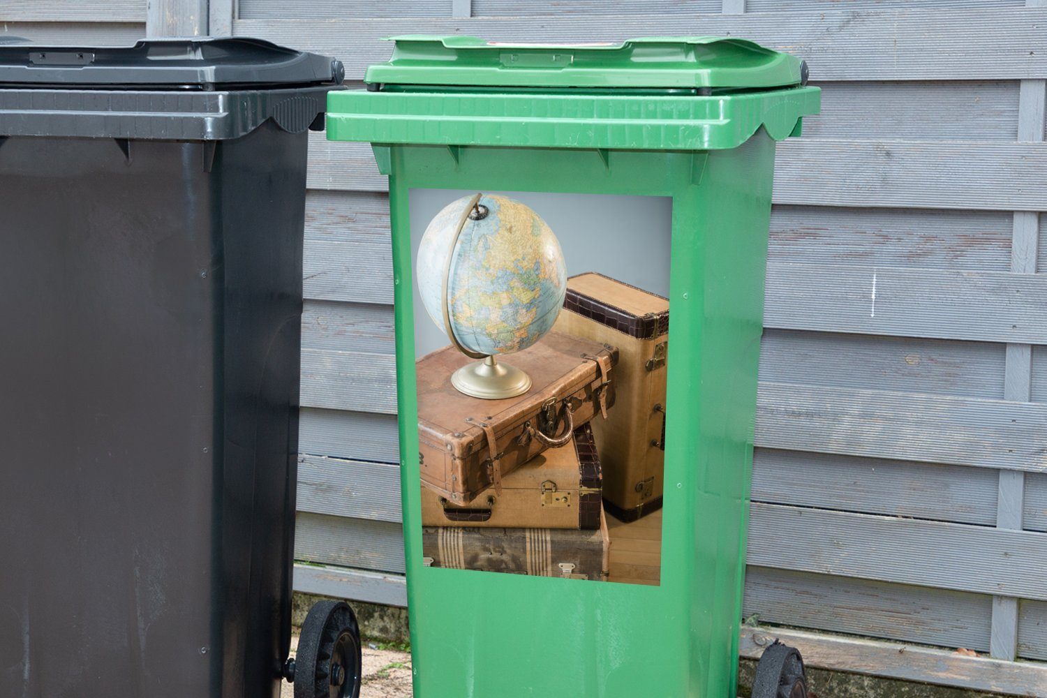 MuchoWow Wandsticker Koffer - Globus Mülltonne, Abfalbehälter Vintage (1 Container, St), - Mülleimer-aufkleber, Sticker