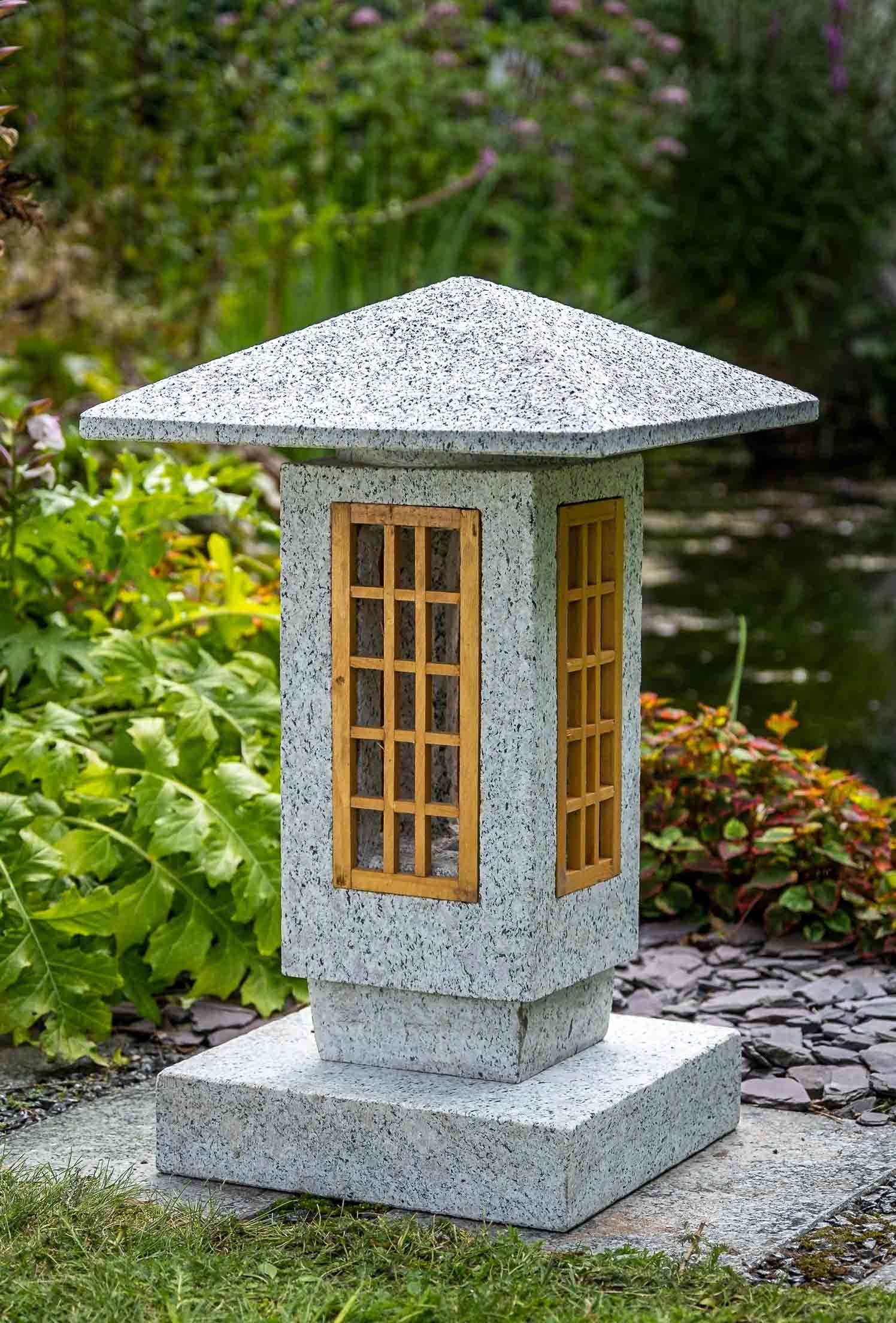 IDYL Gartenfigur Granitlaterne Sosukua mit Holzfenster, Granitstein – ein Naturprodukt sehr robust – witterungsbeständig gegen Frost, Regen und UV-Strahlung.