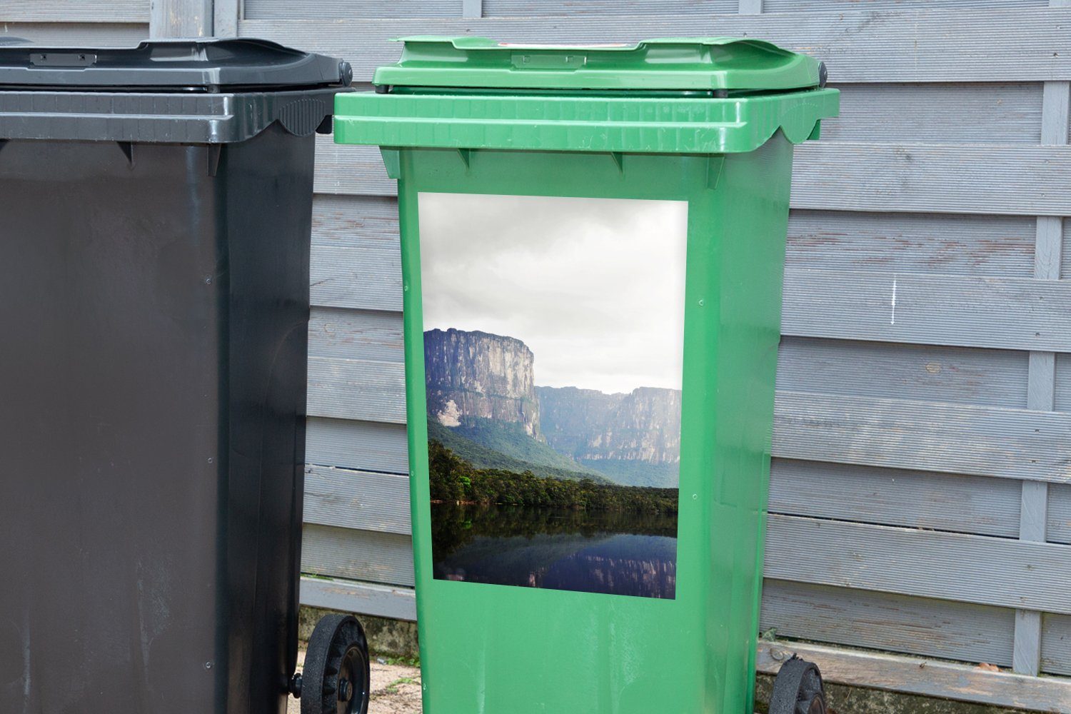 in Dschungel- Berglandschaft des (1 MuchoWow Container, Die Mülleimer-aufkleber, Canaima-Nationalparks Sticker, Mülltonne, Wandsticker und Abfalbehälter St),