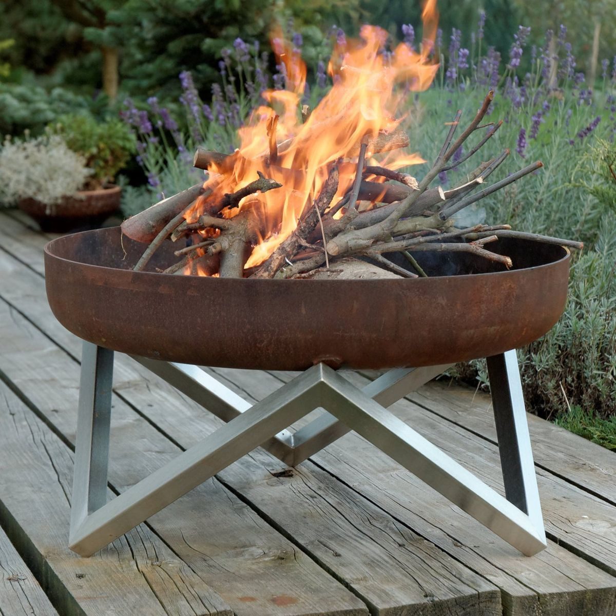 Xanie Feuerschale Design Feuerstelle Ignis L, rustikal, weitgehend handgefertigt, zeitlos