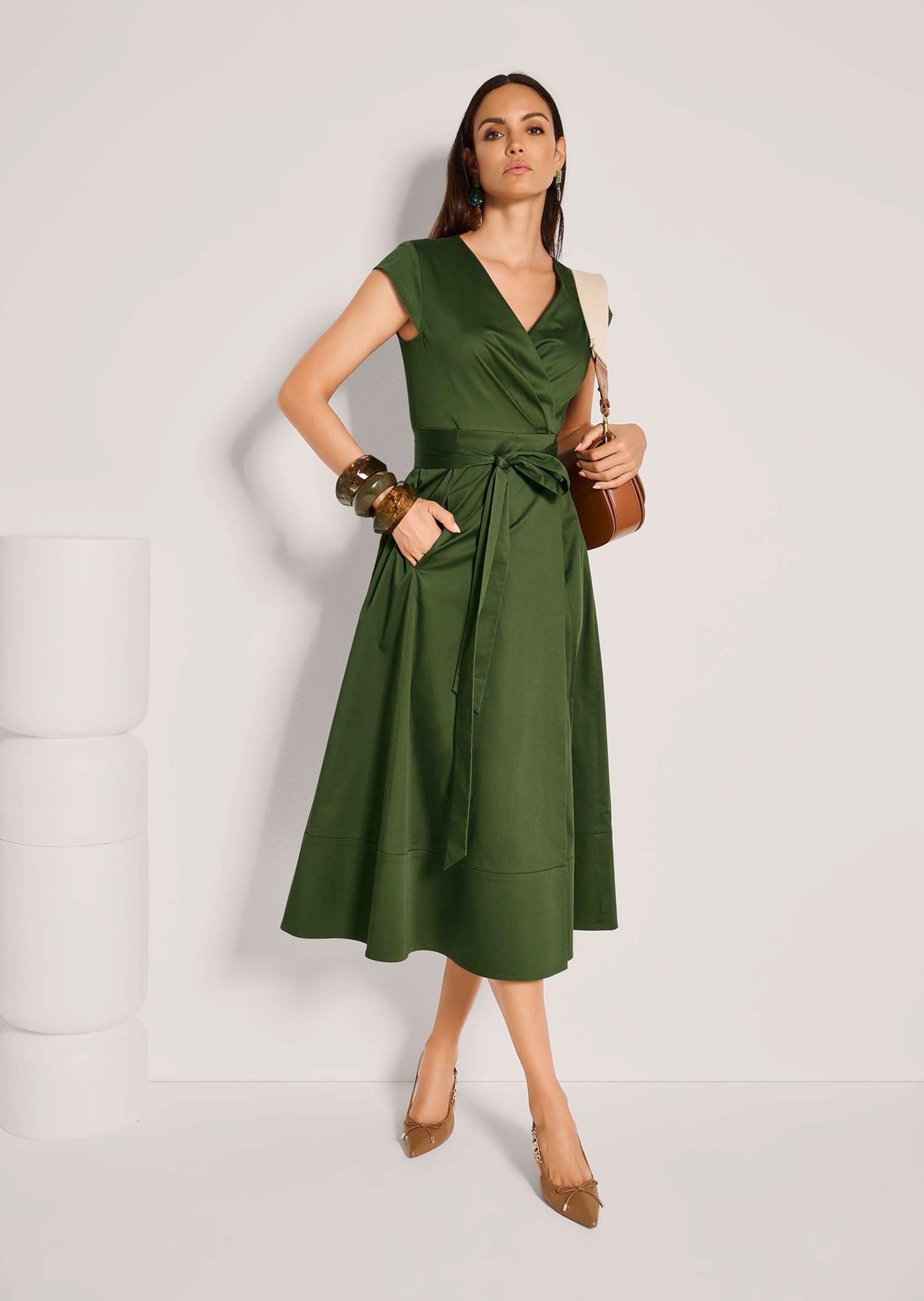 MADELEINE Maxikleid Sommerkleid mit V-Ausschnitt Midikleid mit Bindegürtel, Kurzarm und Wadenlänge