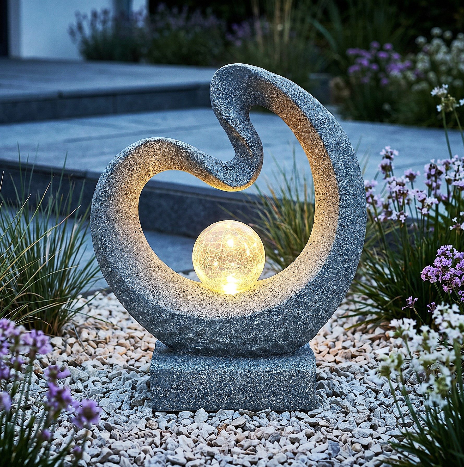 Arnusa LED Solarleuchte Gartenfigur mit Glaskugel Granit-Optik 33,5 x 39 cm, Dämmerungssensor, LED fest integriert, warmweiß, moderne Skulptur