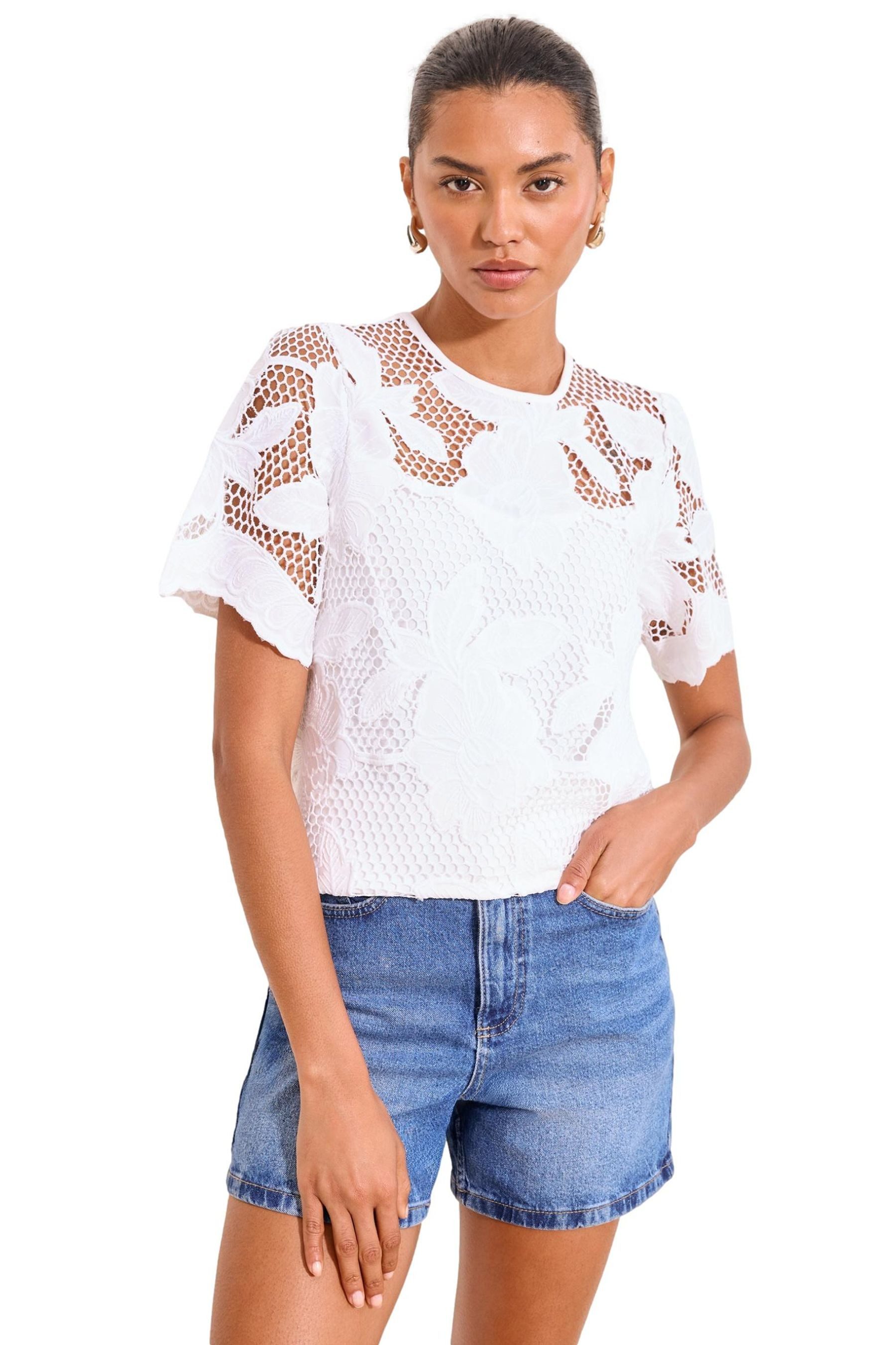 LIPSY T-Shirt Lipsy T-Shirt mit Blumen und Häkeldetail (1-tlg)