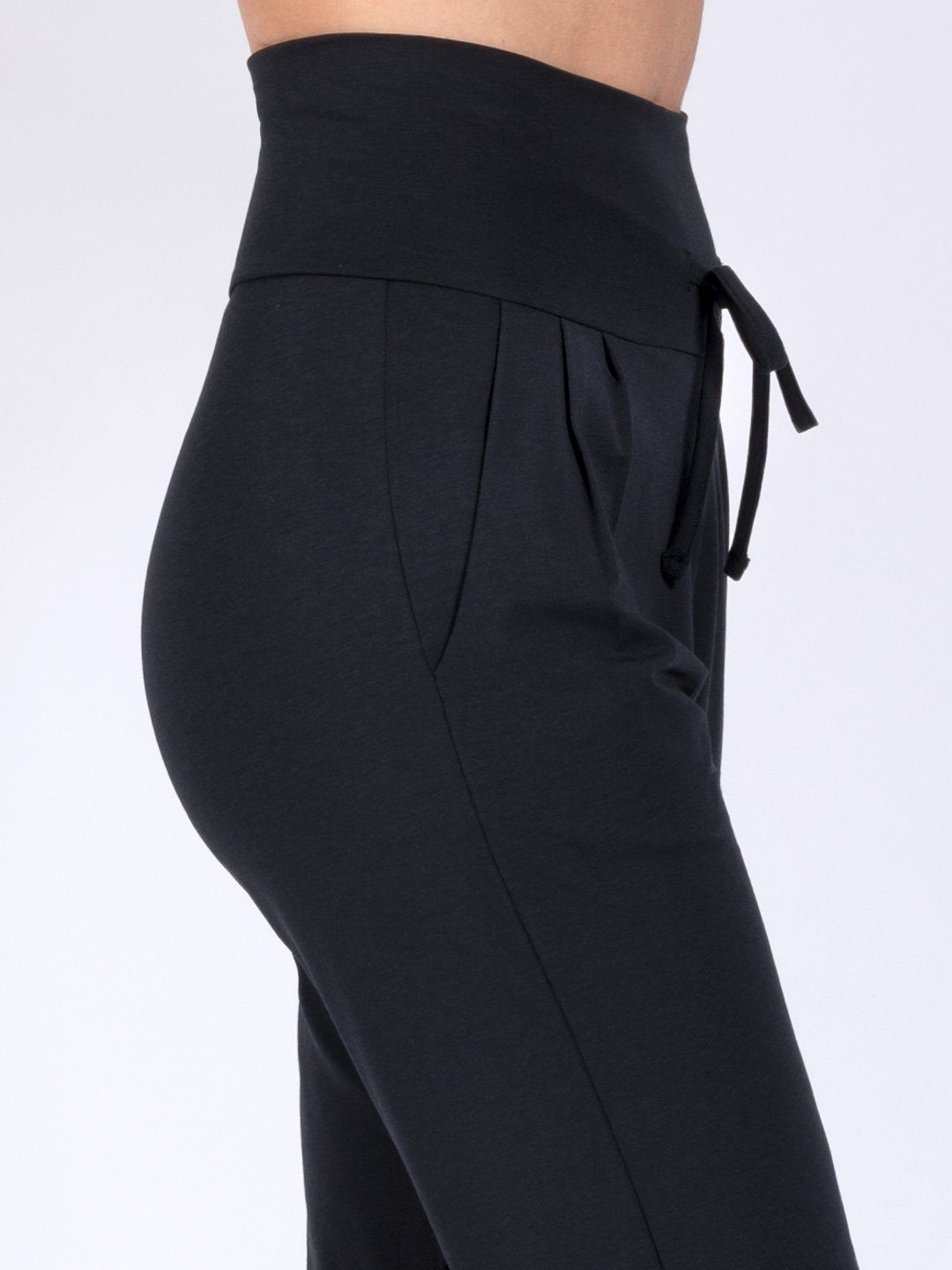 Magadi Yogahose Susan aus Taschen schwarz mit Naturmaterial weichem