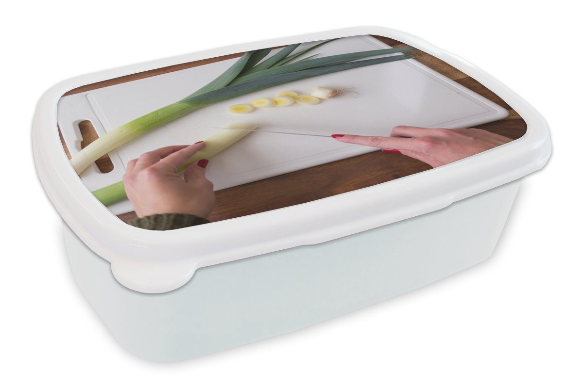 MuchoWow Lunchbox Schneiden von Lauch auf einem Schneidebrett, Kunststoff, (2-tlg), Brotbox für Kinder und Erwachsene, Brotdose, für Jungs und Mädchen weiß