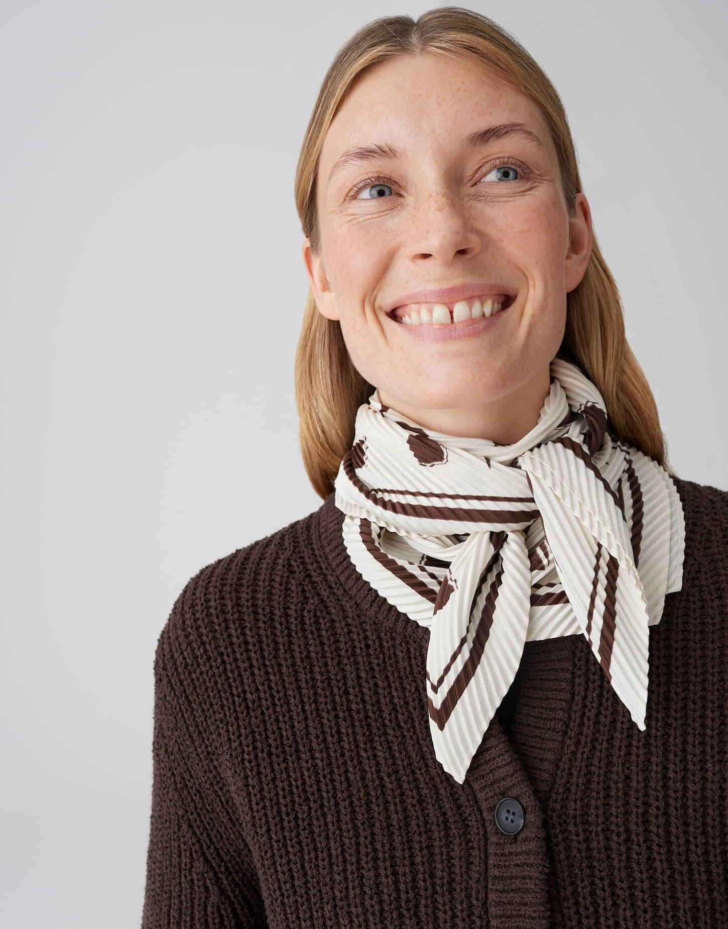 OPUS Halstuch Satintuch mit Plisseefalten, Quadratisches Tuch mit floralem Muster, leicht zu binden