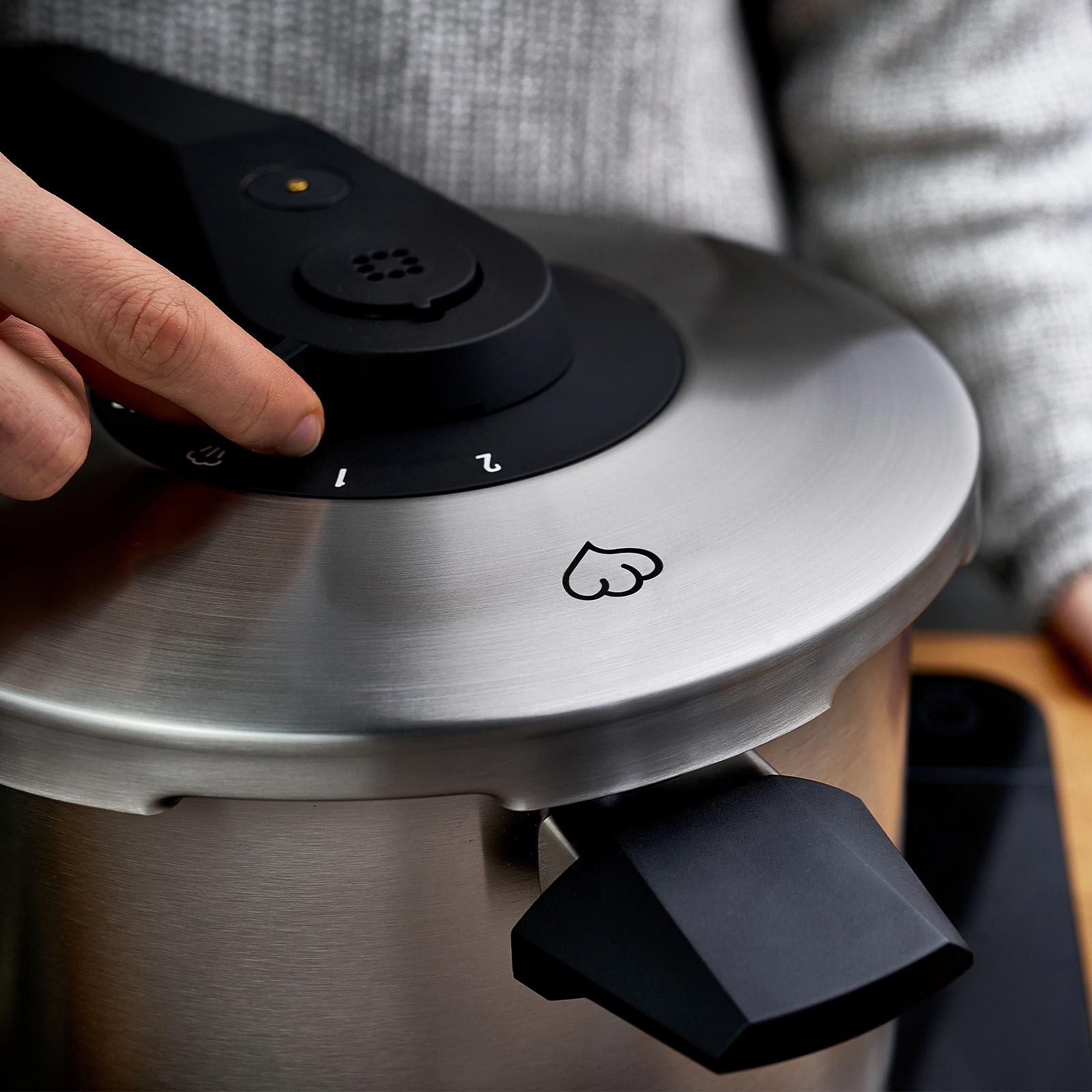 Springlane Schmortopf 6,0 L - Induktion geeignet, Dampfgarer und Glasdeckel, Edelstahl, Aluminium, rostfreier Edelstahl, Druckanzeige, 5 Sicherheitsmechanismen