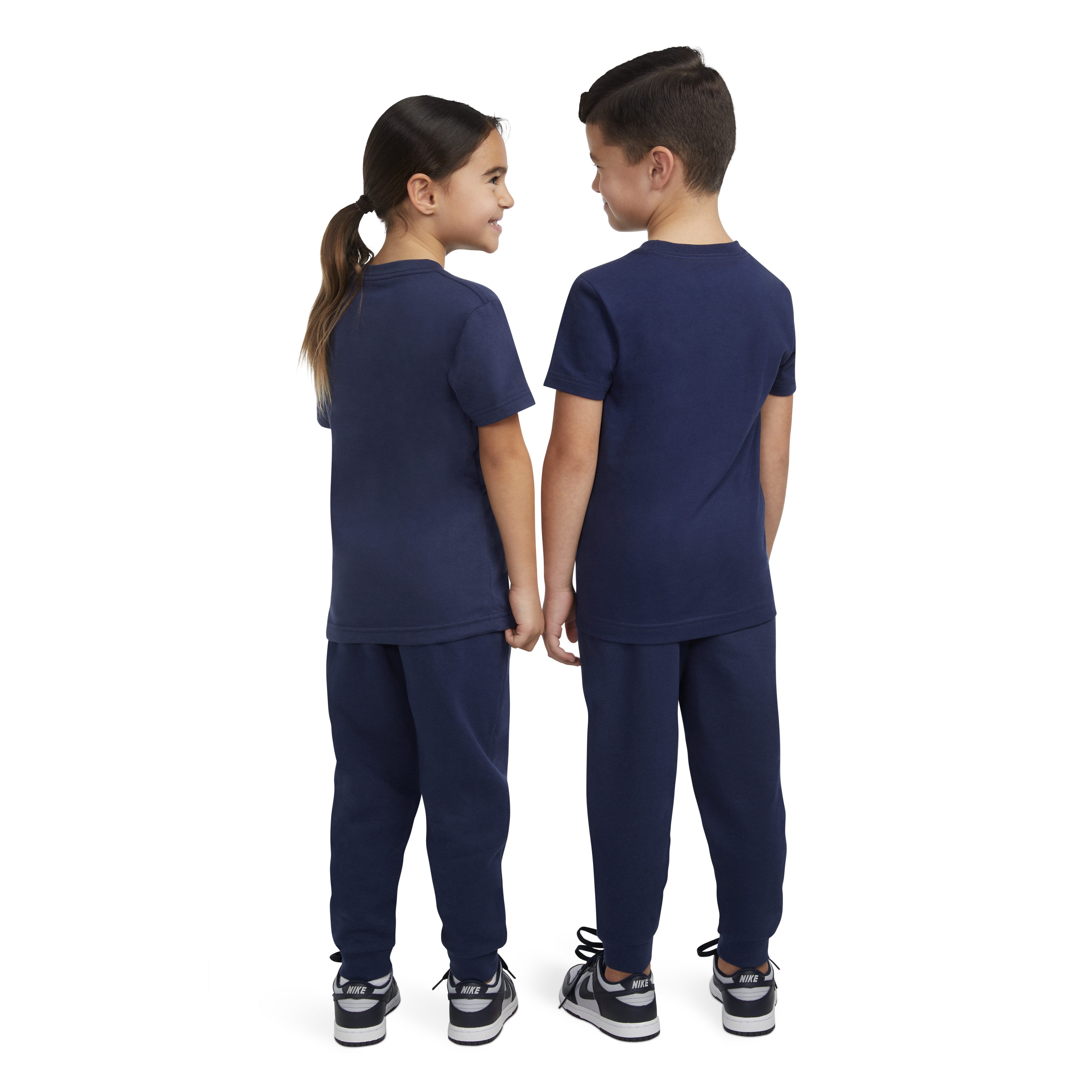 Nike Sportswear T-Shirt NKN NSW EMBROID FUTURA TEE mit Rundhalsausschnitt, Kurzarm-Design, aus Baumwolle und Polyester