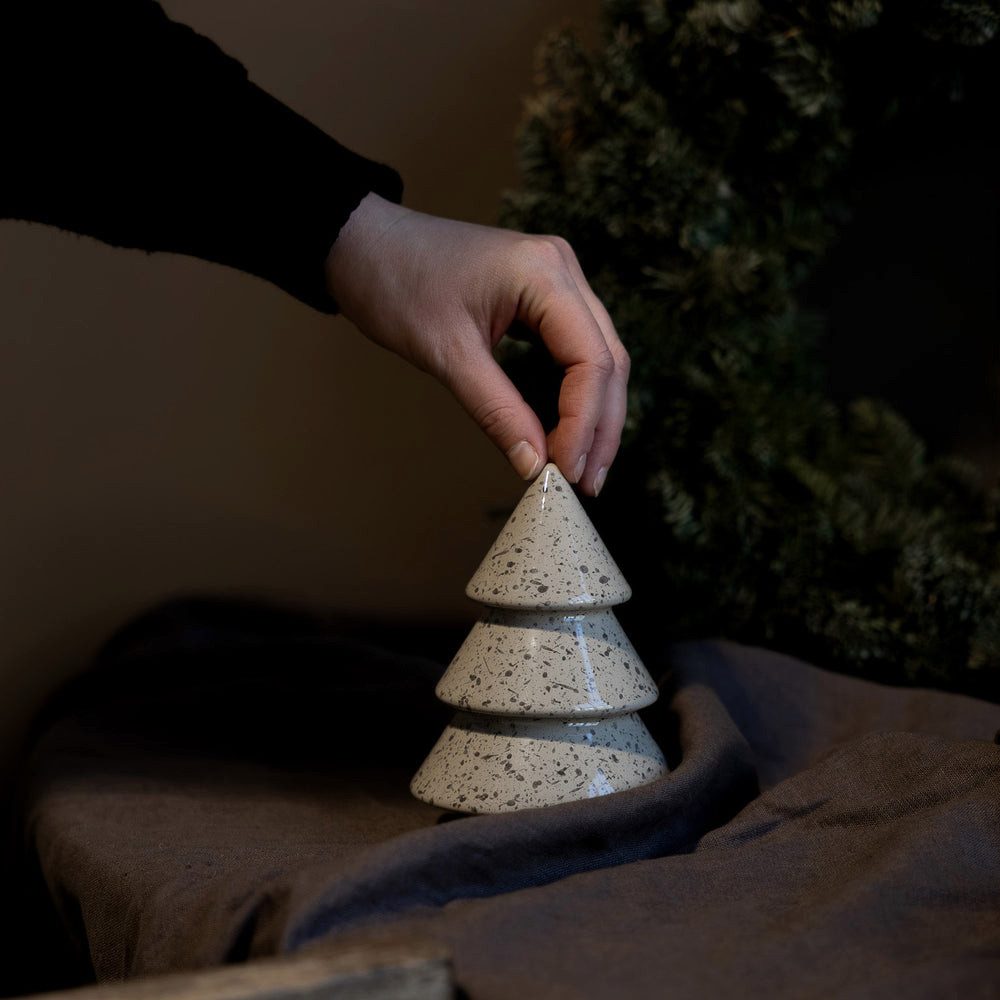 Storefactory Dekoobjekt Weihnachtsbaum Granshult aus glänzender Keramik in grau gesprenkelt