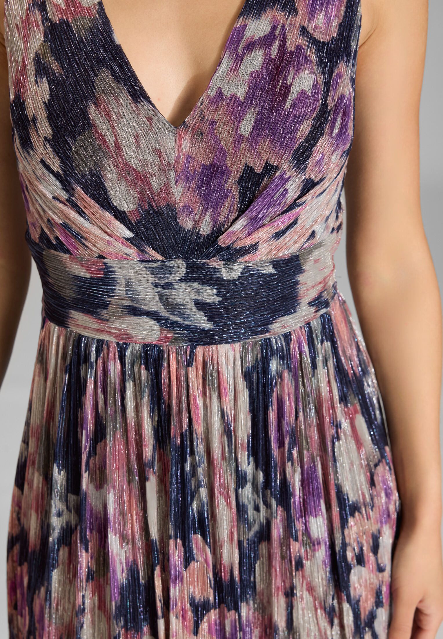 SWING Cocktailkleid Taillierter Schnitt mit fließendem Rockteil – Bild 4 von 5