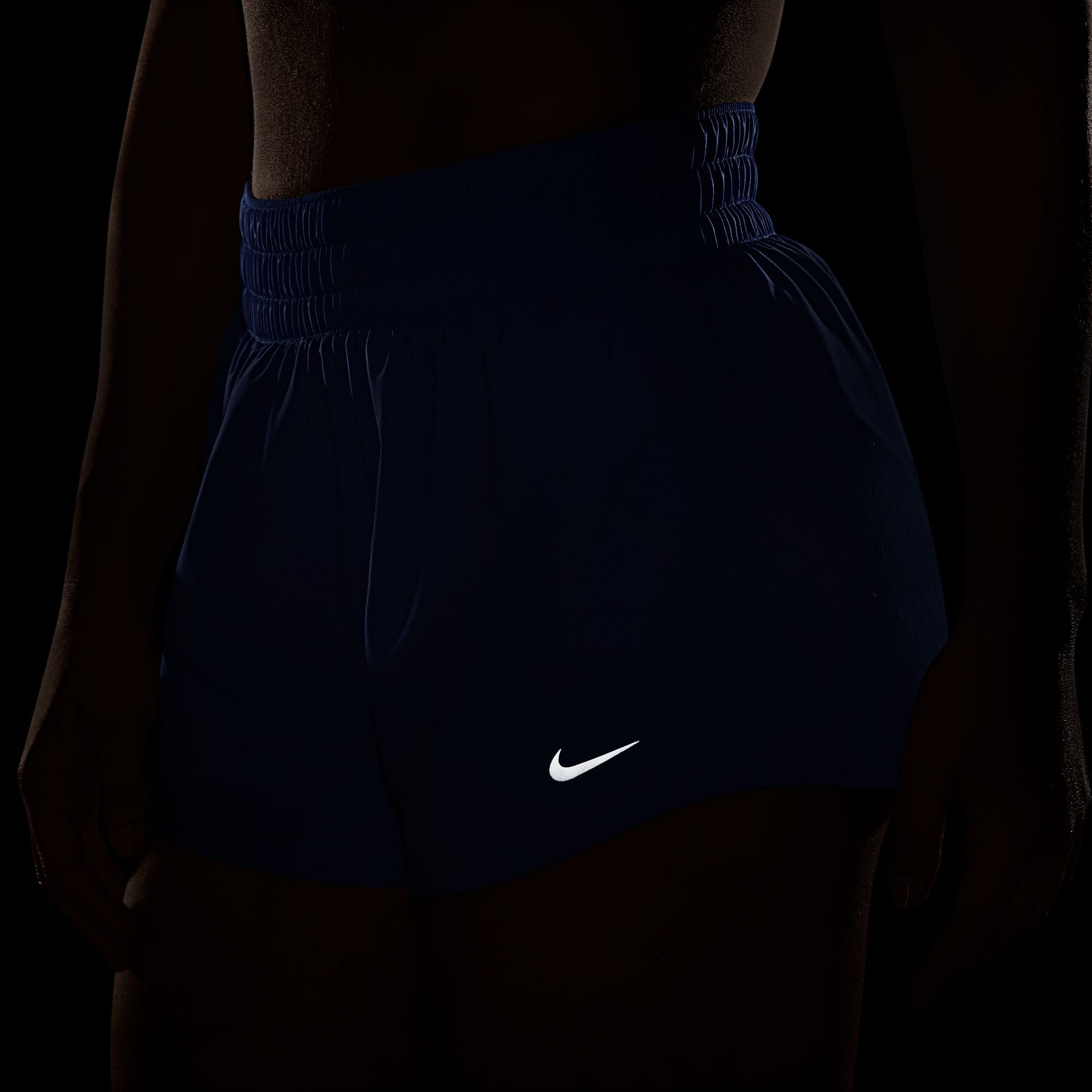 WOMEN'S MID-RISE Trainingsshorts Nike SILV POLAR/REFLECTIVE DRI-FIT BRIEF-LINED ONE SHORTS