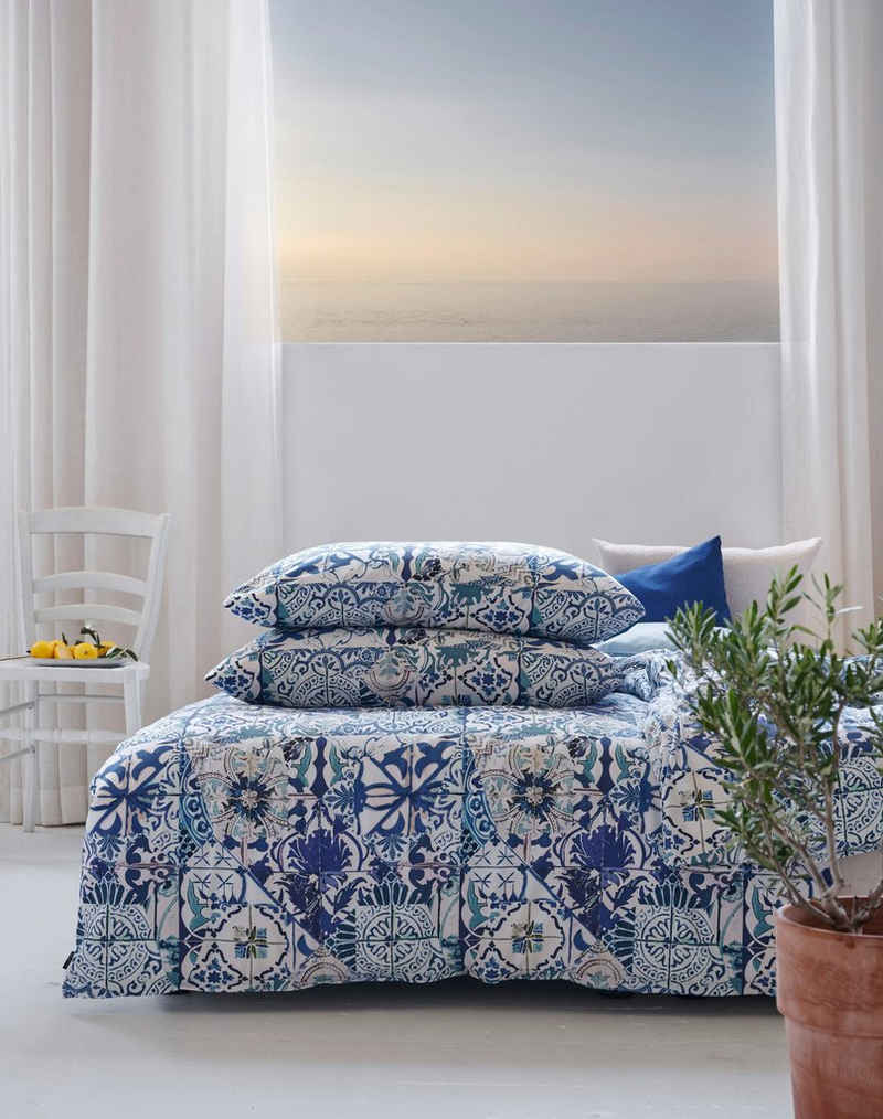Bettwäsche Azzuro, APELT, Satin (Bio-Baumwolle), Handgemalte blau-weiße Kacheln im Amalfi-Style, GOTS zertifiziert