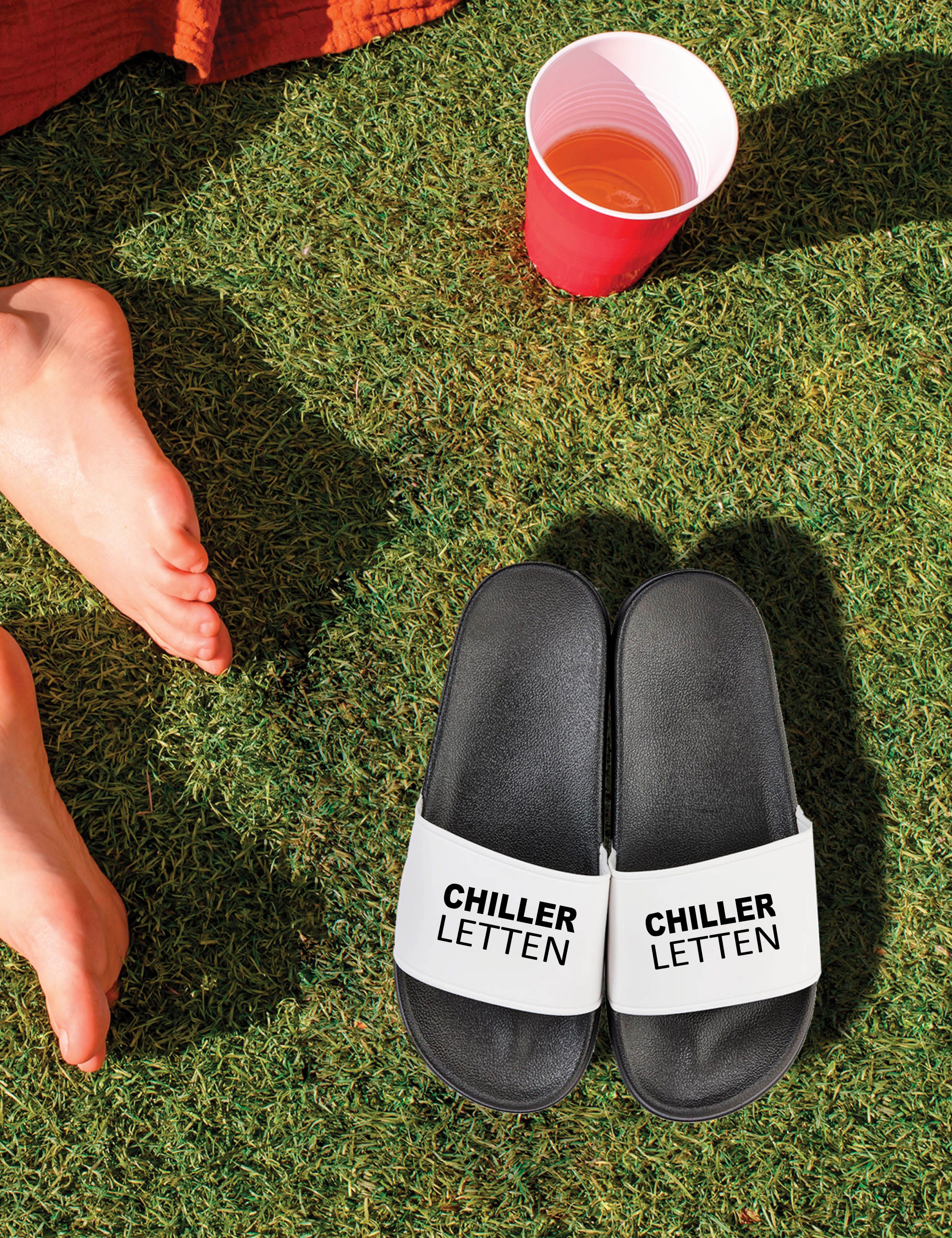 Youth Designz Herren Damen Badelatschen "Chiller Letten" Fun-Print lustig Geschenk Badeschuh mit witzigen Aufdruck für Männer und Frauen