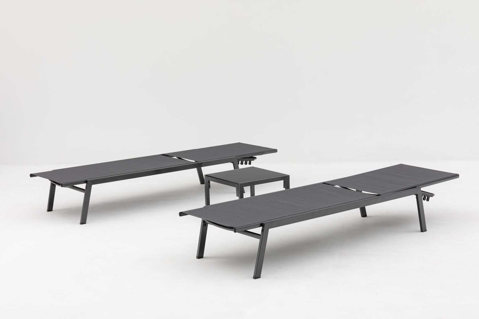 Gardissimo Gartenliege Sonnenliegen-Set Madrid, 2 Liegen mit Beistelltisch Doppelliege Garten, Spar-Set, 3 St., 2x Liege + 1x Tisch, mehrfach verstellbar / wetterfest / stabil