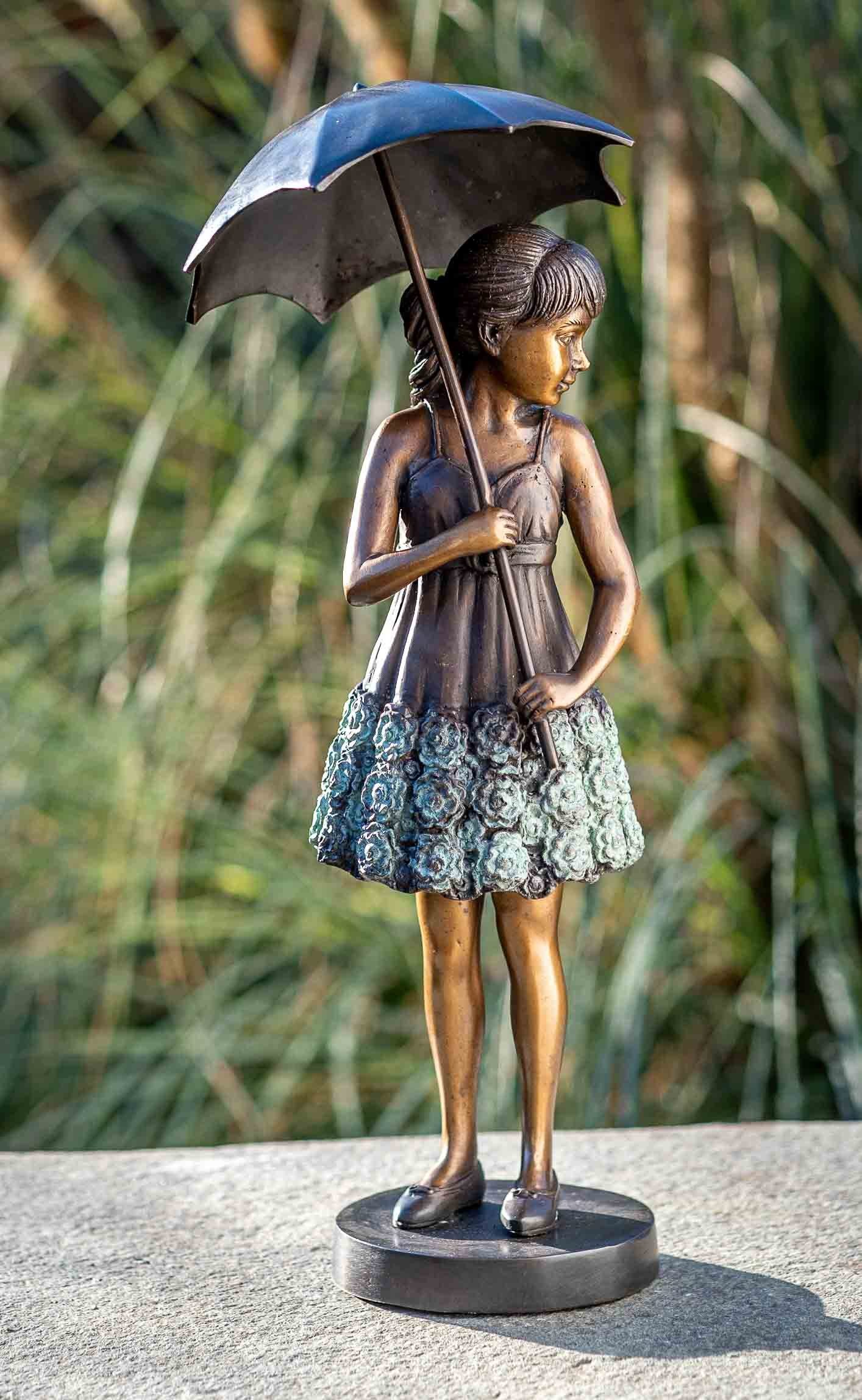 IDYL Gartenfigur IDYL Bronze-Skulptur Mädchen mit Regenschirm, Bronze – sehr robust – Langlebig – witterungsbeständig gegen Frost, Regen und UV-Strahlung. Die Modelle werden in Wachsausschmelzverfahren in Bronze gegossen und von Hand patiniert.