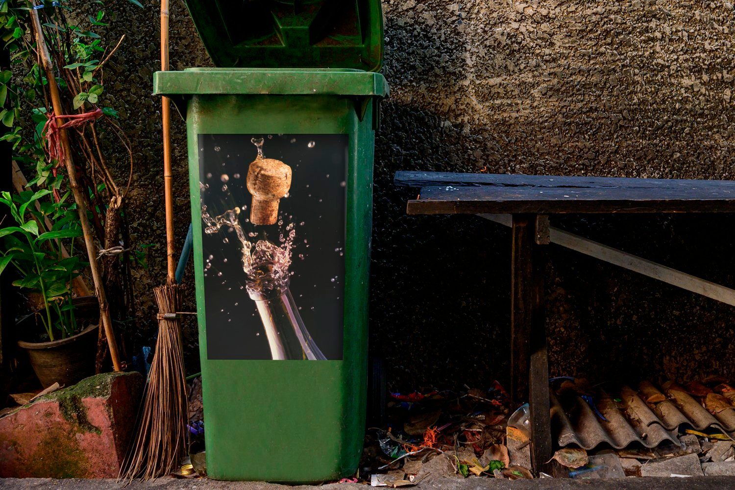 Ein (1 Wandsticker knallt Champagnerflasche einer Abfalbehälter Mülltonne, Container, MuchoWow aus Mülleimer-aufkleber, Korken St), Sticker,