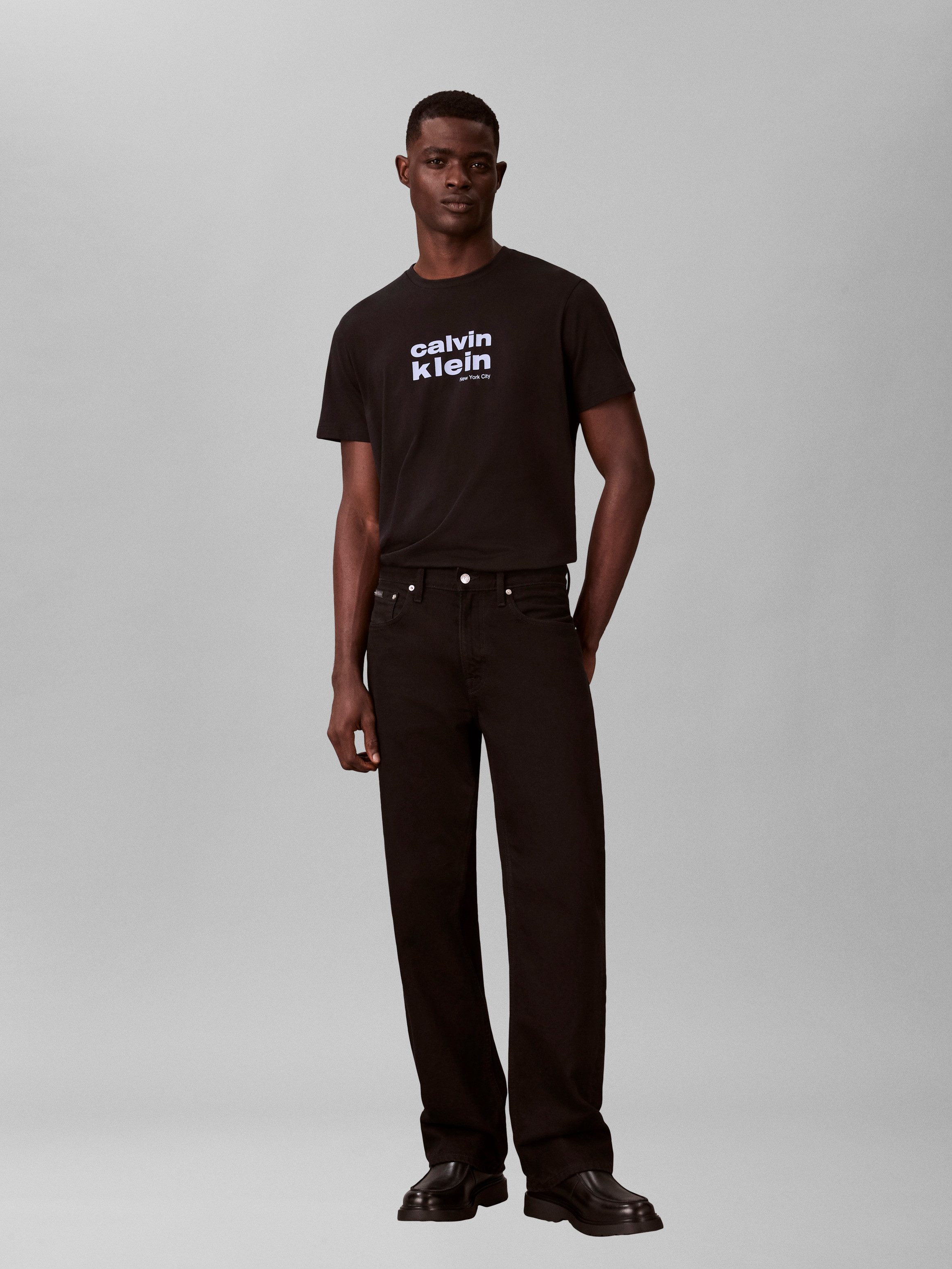 Calvin Klein Jeans T-Shirt Rundhalsausschnitt, Regular Fit, Logodruck – Bild 5 von 5