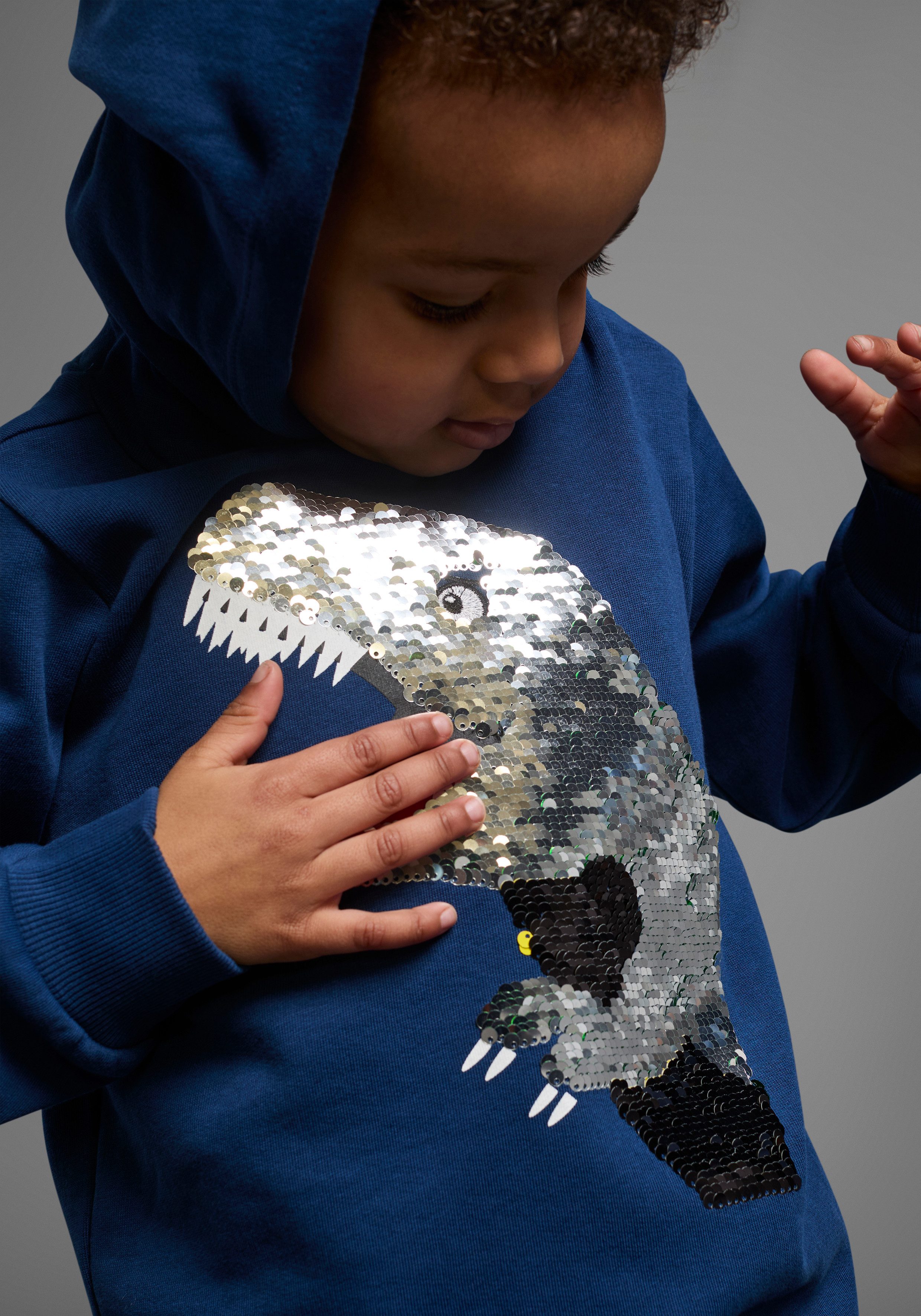 KIDSWORLD Kapuzensweatshirt mit tollem Dino aus Wendepailletten Langarm, Basic-Passform, bedruckt, aus Baumwolle – Bild 2 von 5